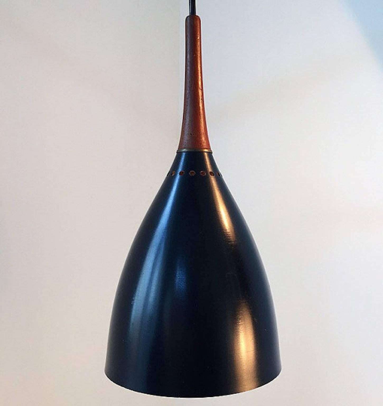 Extremely rare bell shaped triple pendant by Svend Aage Holm Sørensen in the late 1950s. 

These three pendant consists of black lacquered shades combined with brass details and teak. The suspension is also of solid teak.

Light source: E27 /