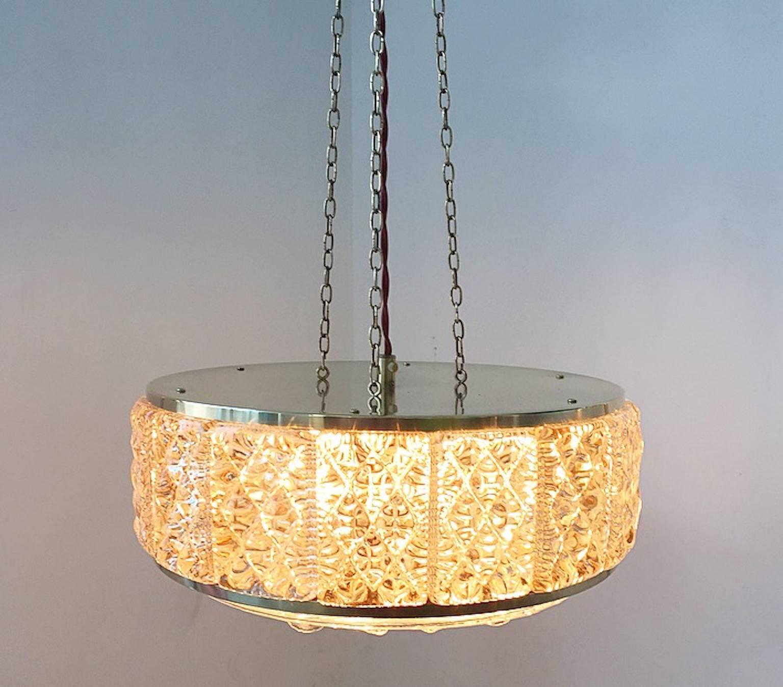 Stunning glass chandelier by Danish Vitrika in collaboration with swedish glass manufactor Orrefors.

This chandelier is of a high built quality as you would expect from a danish lighting manufactor.

The chandelier consists of 16 individual