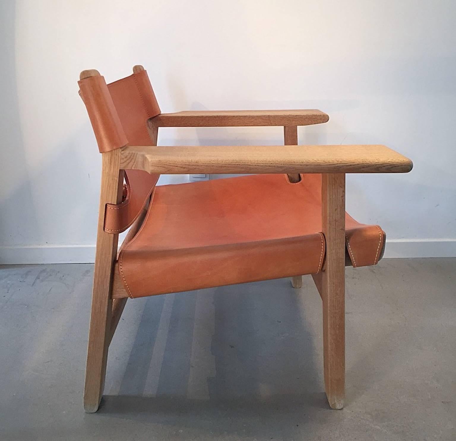 The well known Spanish chair by Børge Mogensen from 1959.

The chair is made of thick solid oak and seat and backrest is of thick genuine natural leather. 

Condition: Well kept piece with light patina to the leather part.

 