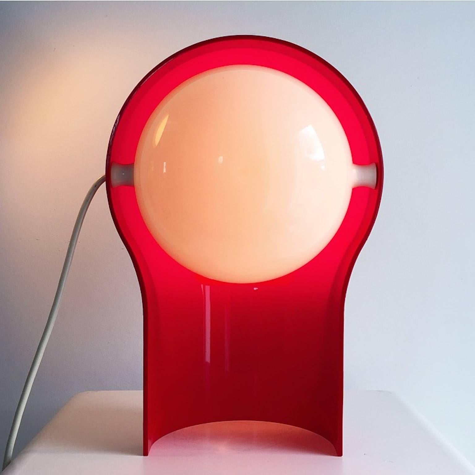All original Telegono table lamp designed in 1968 by world known designer and architect Vico Magistretti for Artemide, Italy.

Beautiful iconic Italian design in fully red and white plastic. The white hemispherical inner shade can be