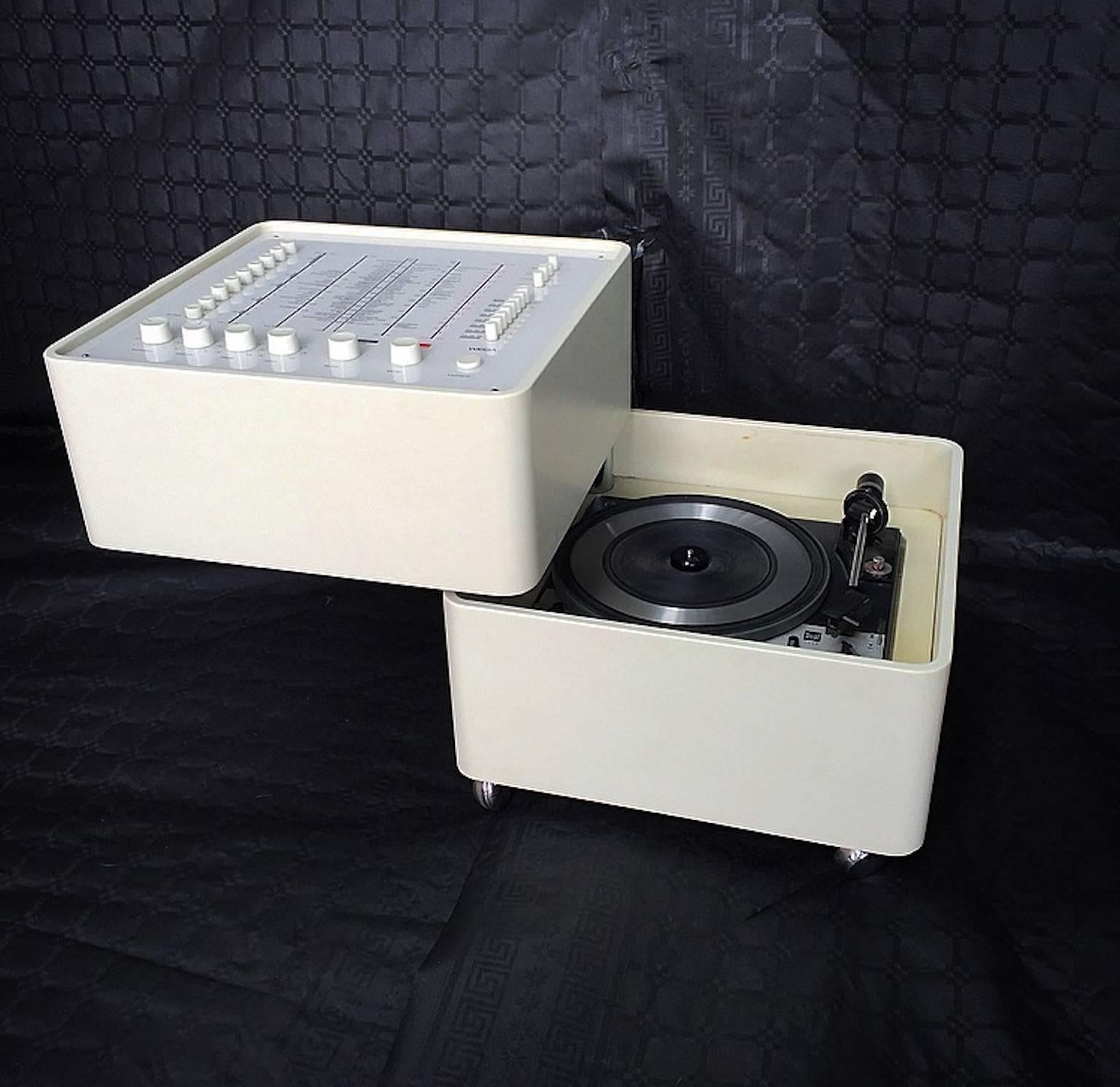 An astonish Midcentury hi-fi system The “Wega 3300” which is a remarkable example of Minimalist Industrial and product design of 20th century by Space Age designer Verner Panton.

This soundsystem is a square box with rounded corners and consists