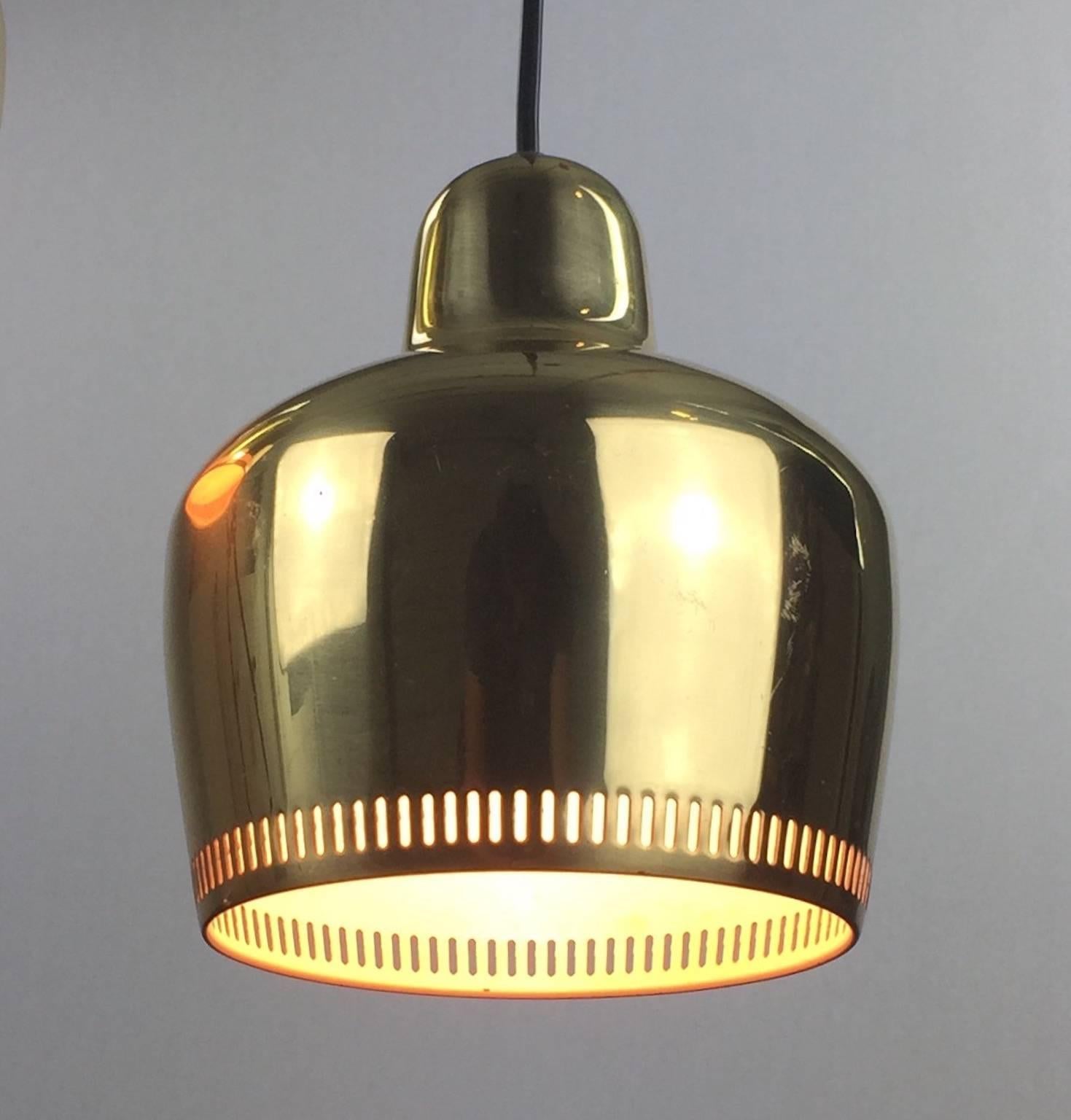 In 1937 Alvar Aalto designed the A330S pendant for the Savoy restuarant. 

The regular outer layer is brass, chrome, white or black. 

Produced by Artek in high built quality.

A real collectors item.

Condition: Nicely patinated with few age