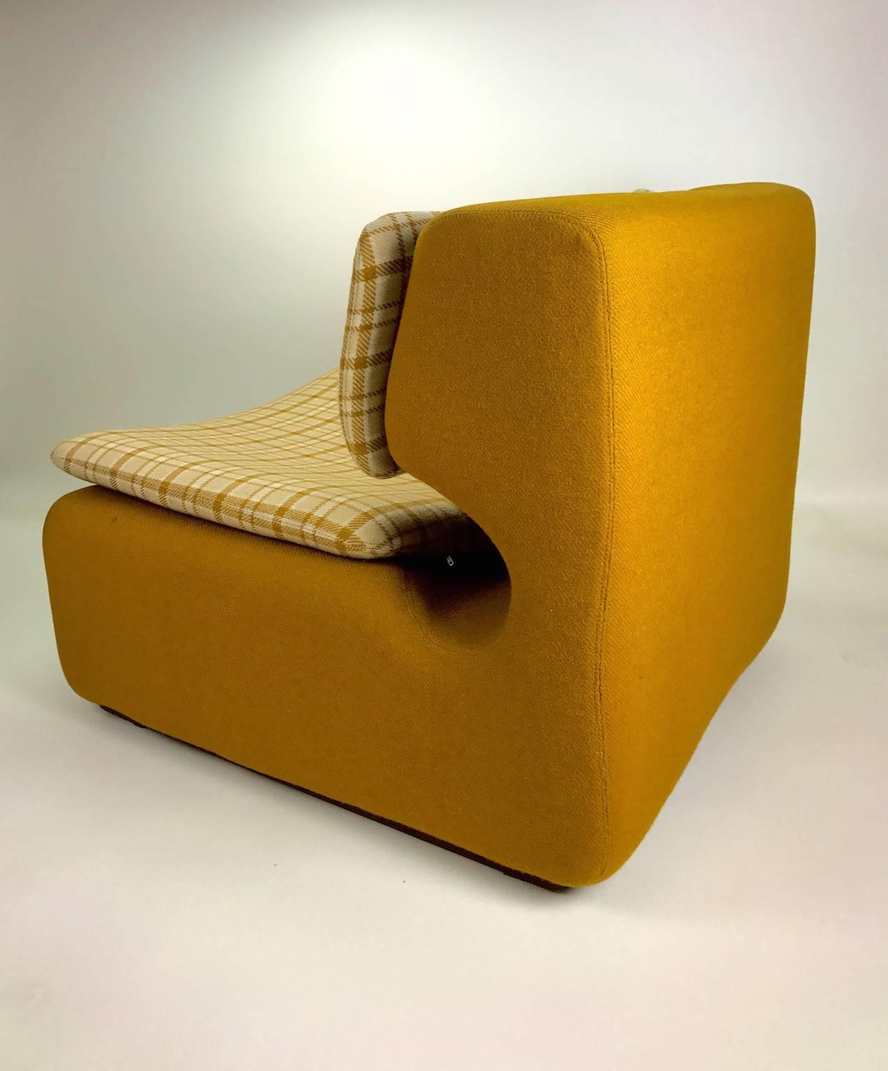 Lounge chair made from Styrofoam / polystyrene and with wool fabric upholstery. 

Spage Age 1970s German production in style of Don Chadwick.

Conditon: Close to mint condition. Very few age related signs of use. 

Size: Height 67cm, width