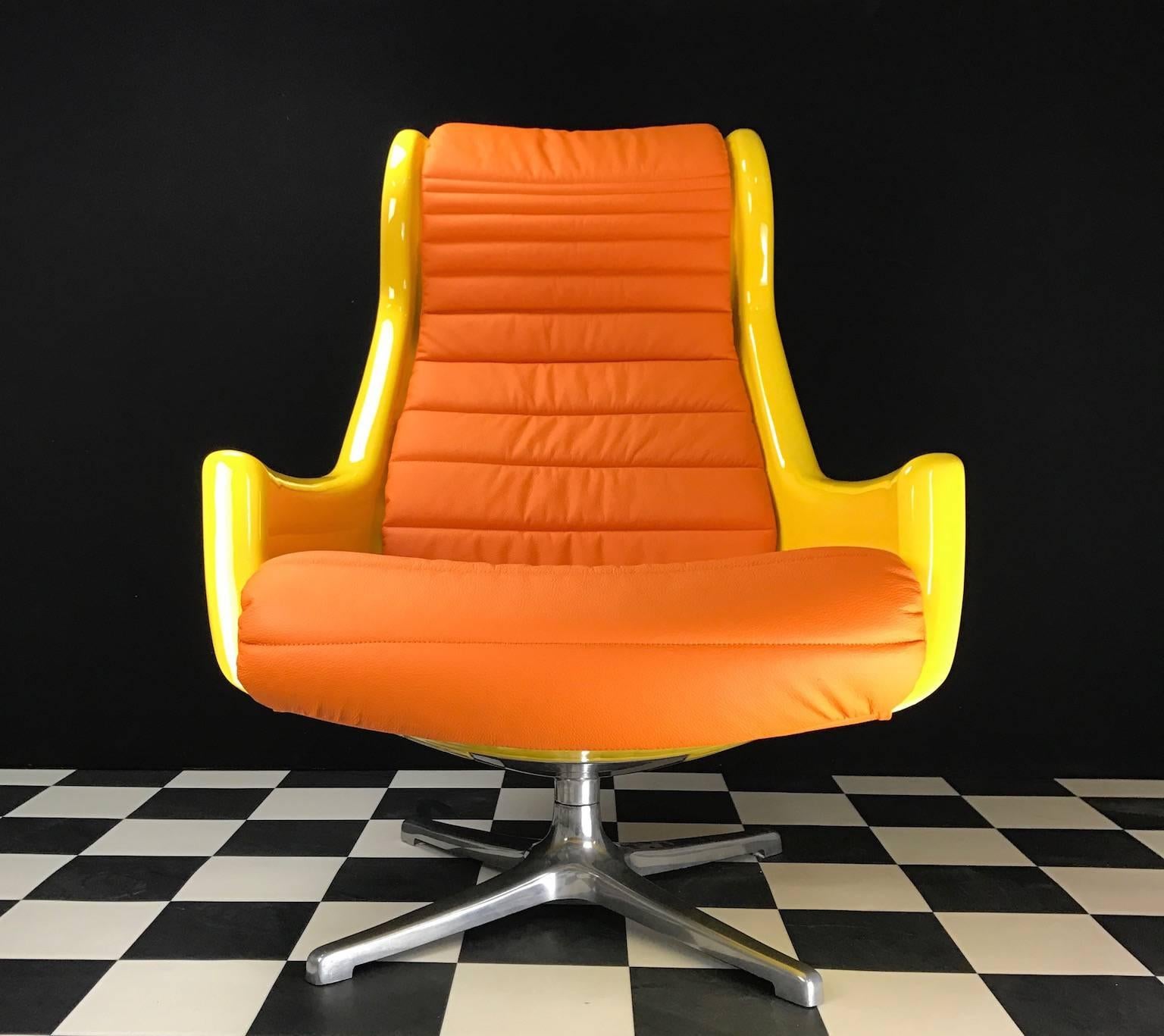 Produit entre 1970 et 1979 par Alf Svensson et Yngve Sandström pour la société suédoise DUX.

Ce fauteuil pivotant unique a été entièrement rénové avec de nouveaux coussins et cinq couches de peinture de course Alfa Romeo.

Un magnifique cuir