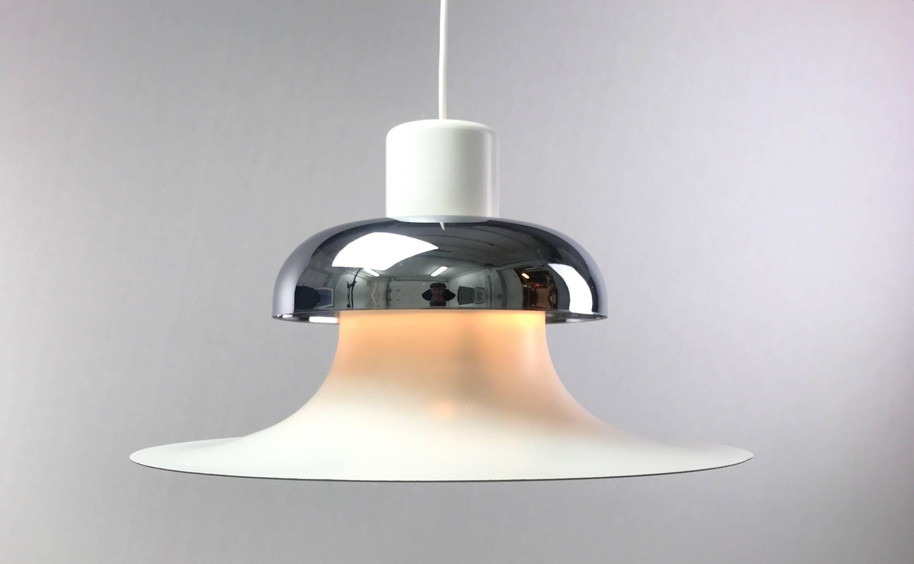 Classic Nordic design by Andreas Hansen in 1973 for Louis Poulsen.

The lamp is made of quality white lacquered steel with a polished chrome shade.

The trumpet shape and the divided shades give an amazing light - an indirect light