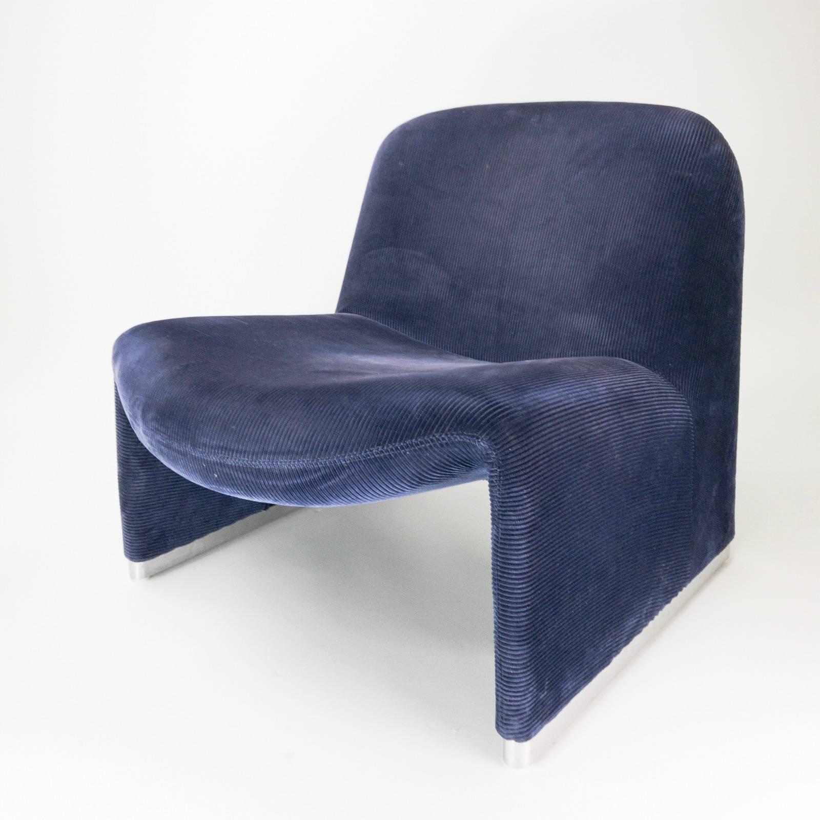 Navy blue corduroy Alky chairs by Gaincarlo Piretti for Castelli, 1970.

The chair is in stunning mint condition. The corduroy still has it´s deep blue color.

Size: 70 cm high, 75 cm deep and seat height of 37 cm.