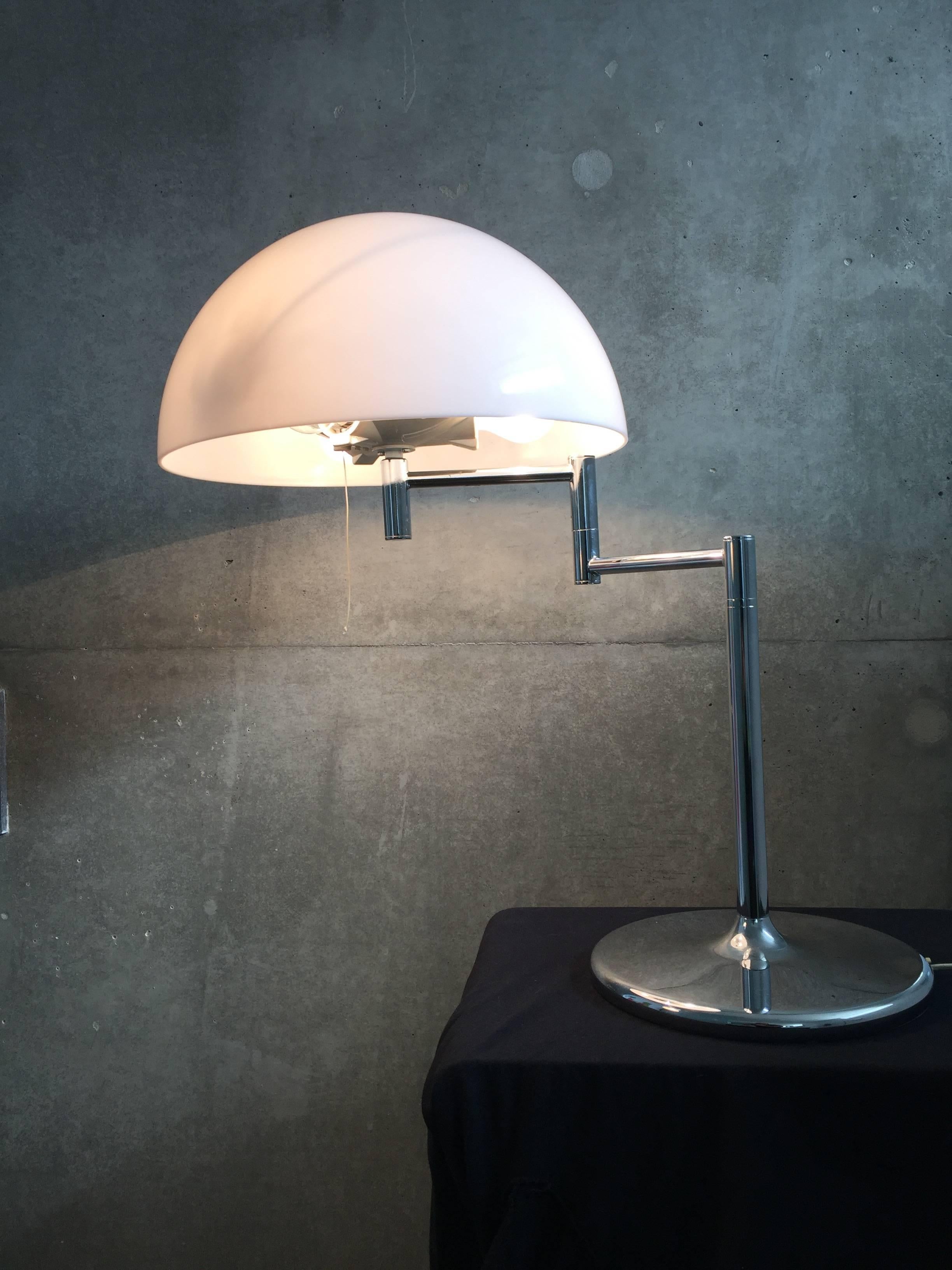 20th Century Italian Chrome Table Lamp with Swing Arm In Excellent Condition For Sale In Haderslev, DK