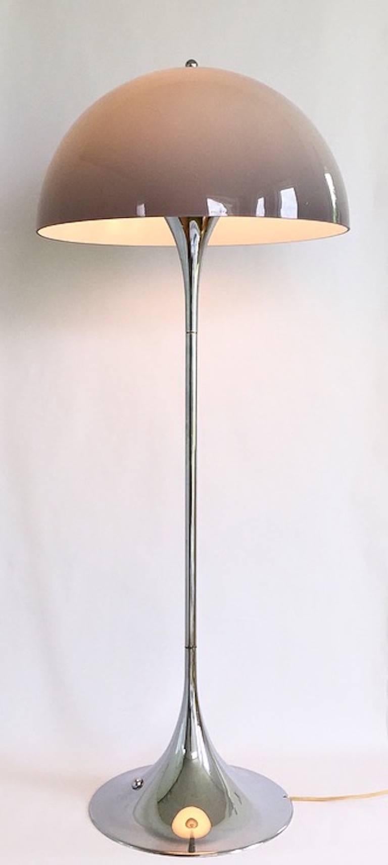 This extremely rare floor light was designed in 1971 by Space Age king Verner Panton for the Danish manufacturer Louis Poulsen.

This beautiful version has a chrome base and stem and an astonishing shade with a gradually toned grey that is lighter