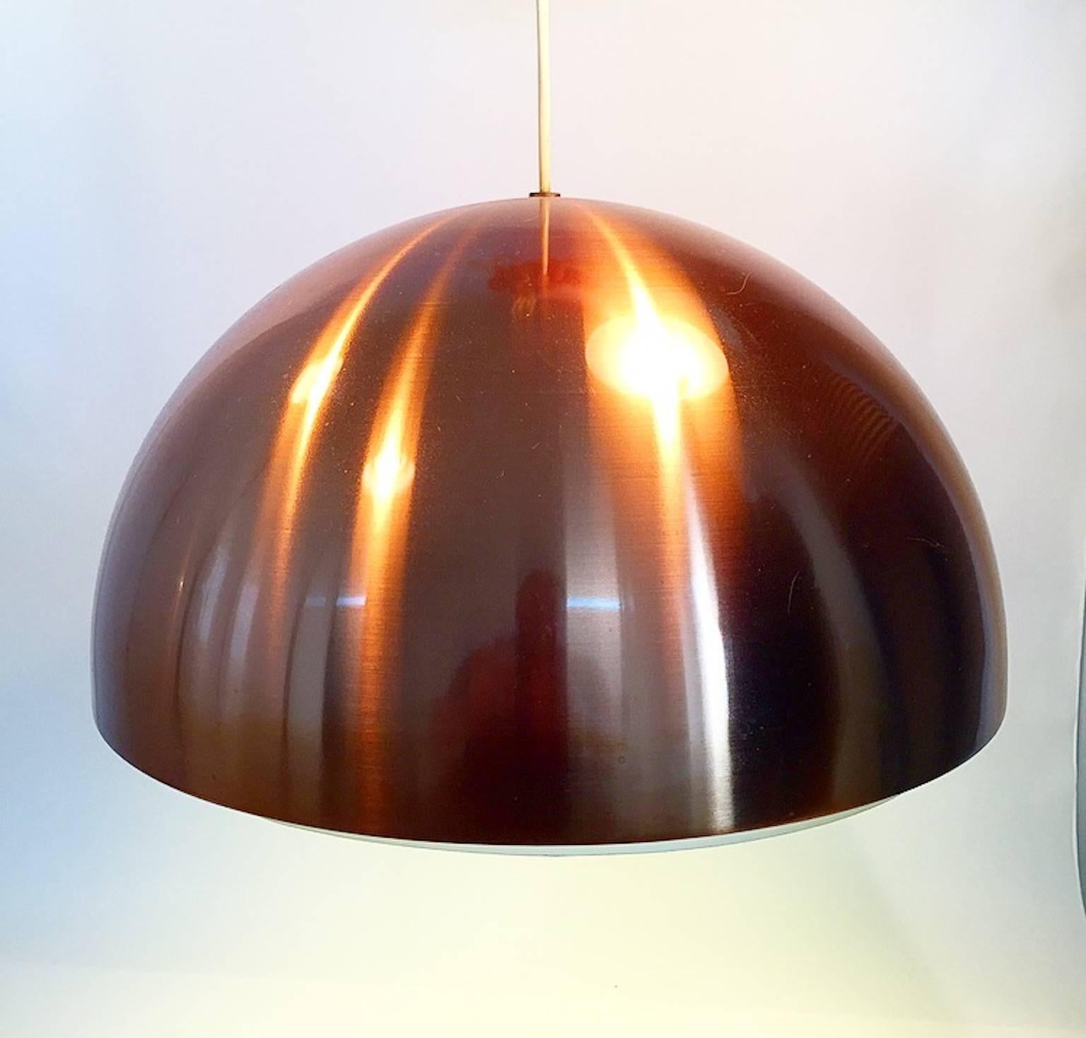 A beautiful pendant designed in 1967 by Vilhelm Wohlert and Jørgen Bo for the manufacturer Louis Poulsen. 

This lamp was originally designed for the Danish museum Louisiana. 

This Lamp is in matte copper with a white metal grid. The lamp gives