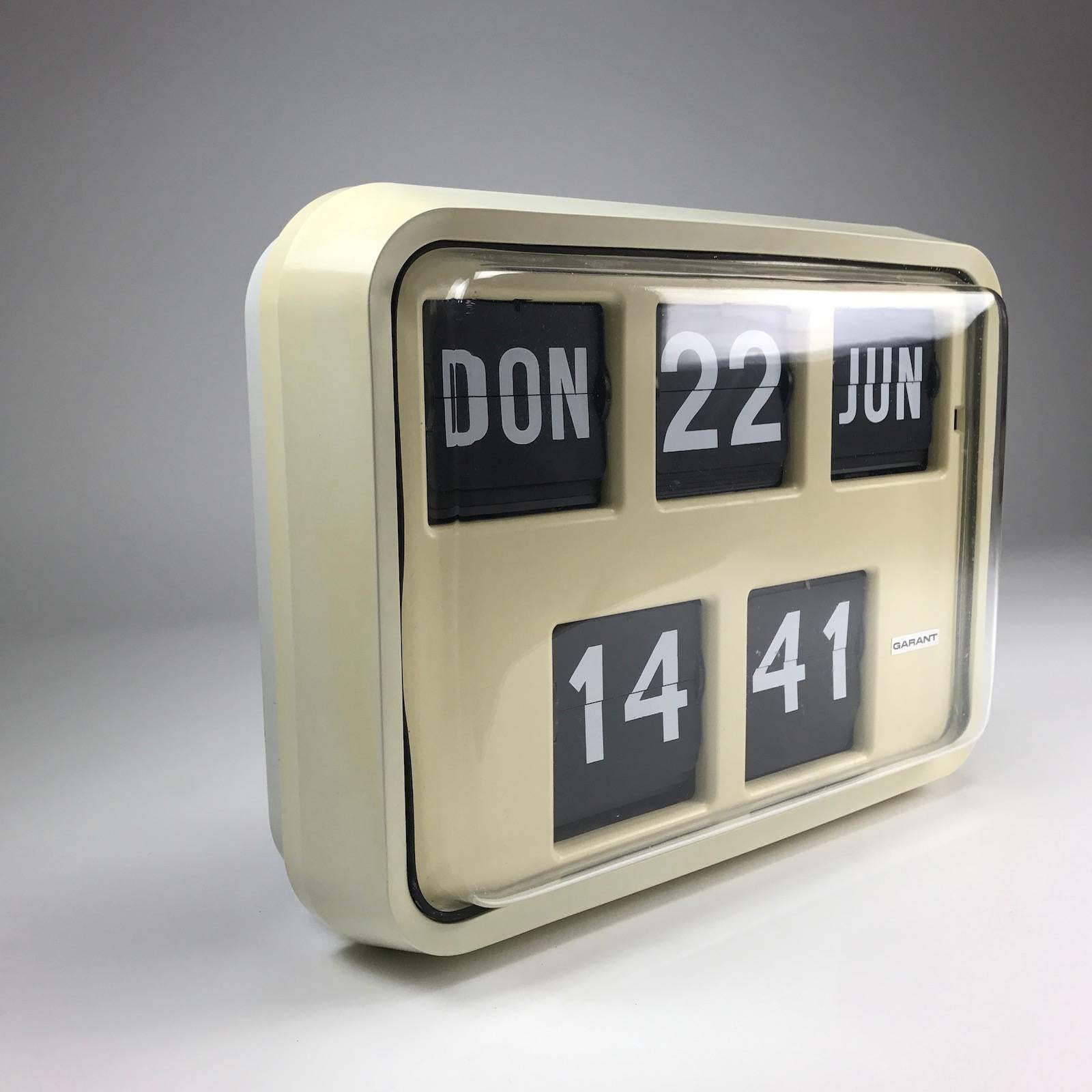 Rare piece of high quality made flip clock by German Garant model number DT 17.

Works perfectly with few age related signs. 

A highly sought after collectors piece. 

 