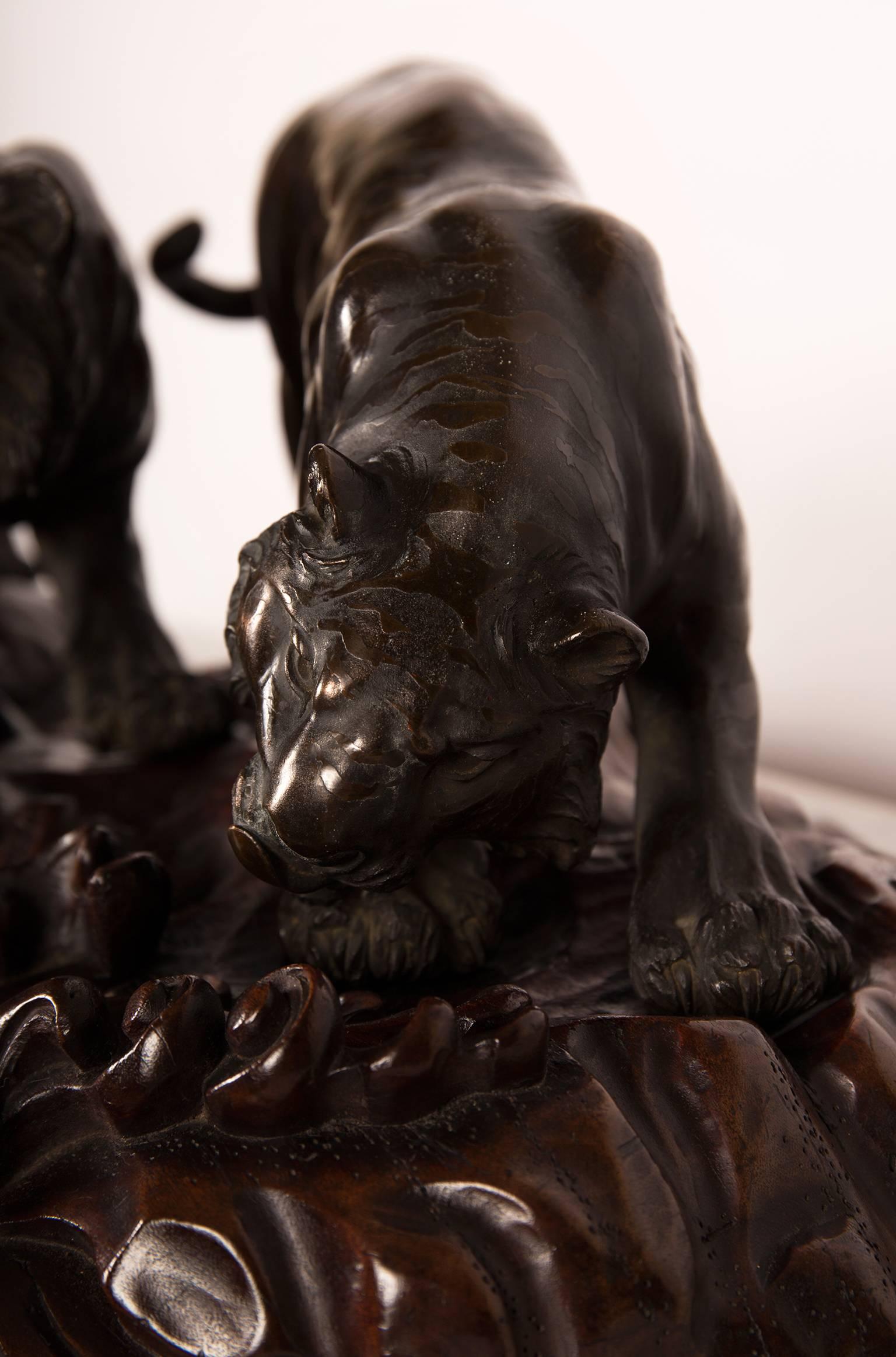Meiji Period Japanese Bronze of Two Preying Tigers In Good Condition For Sale In Dilsen-Stokkem, BE
