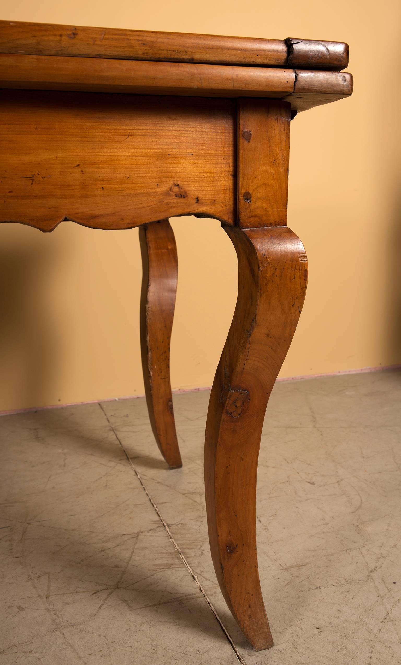 Mid-19th Century Provincial French Farm Table in Cherrywood, with Extendable Leaves, circa 1830 For Sale