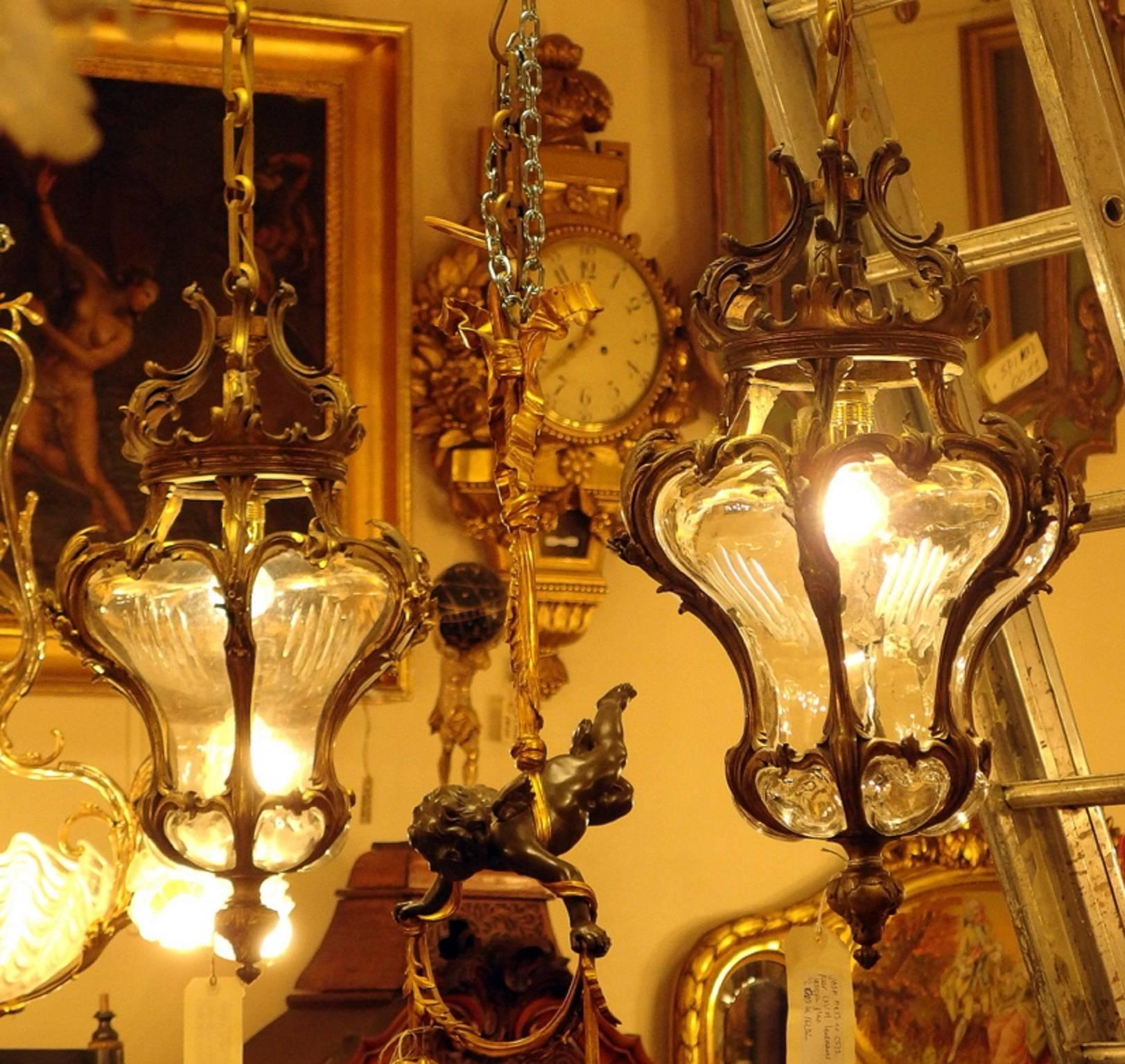 A real and original pair of cut glass and bronze fitted and ornamented Hall Lanterns, made in the Baroque style in France, Belle Époque period circa 1880-1900.
The height can be adjusted by the length of the chain.
It is rare to find a real pair