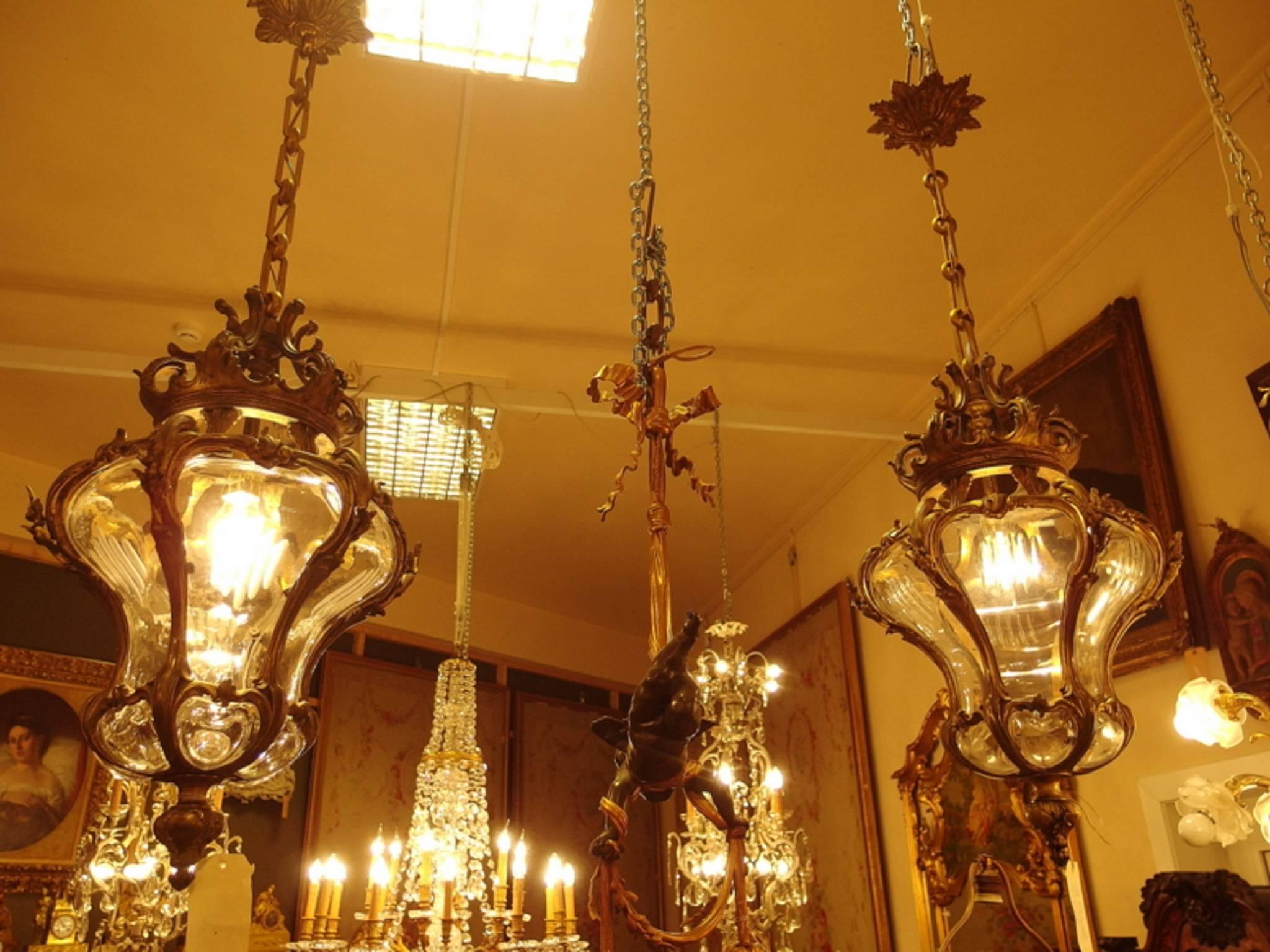 Pair of Cut-Glass and Bronze Hall Lanterns in Baroque Style, France, circa 1890 In Good Condition For Sale In Dilsen-Stokkem, BE