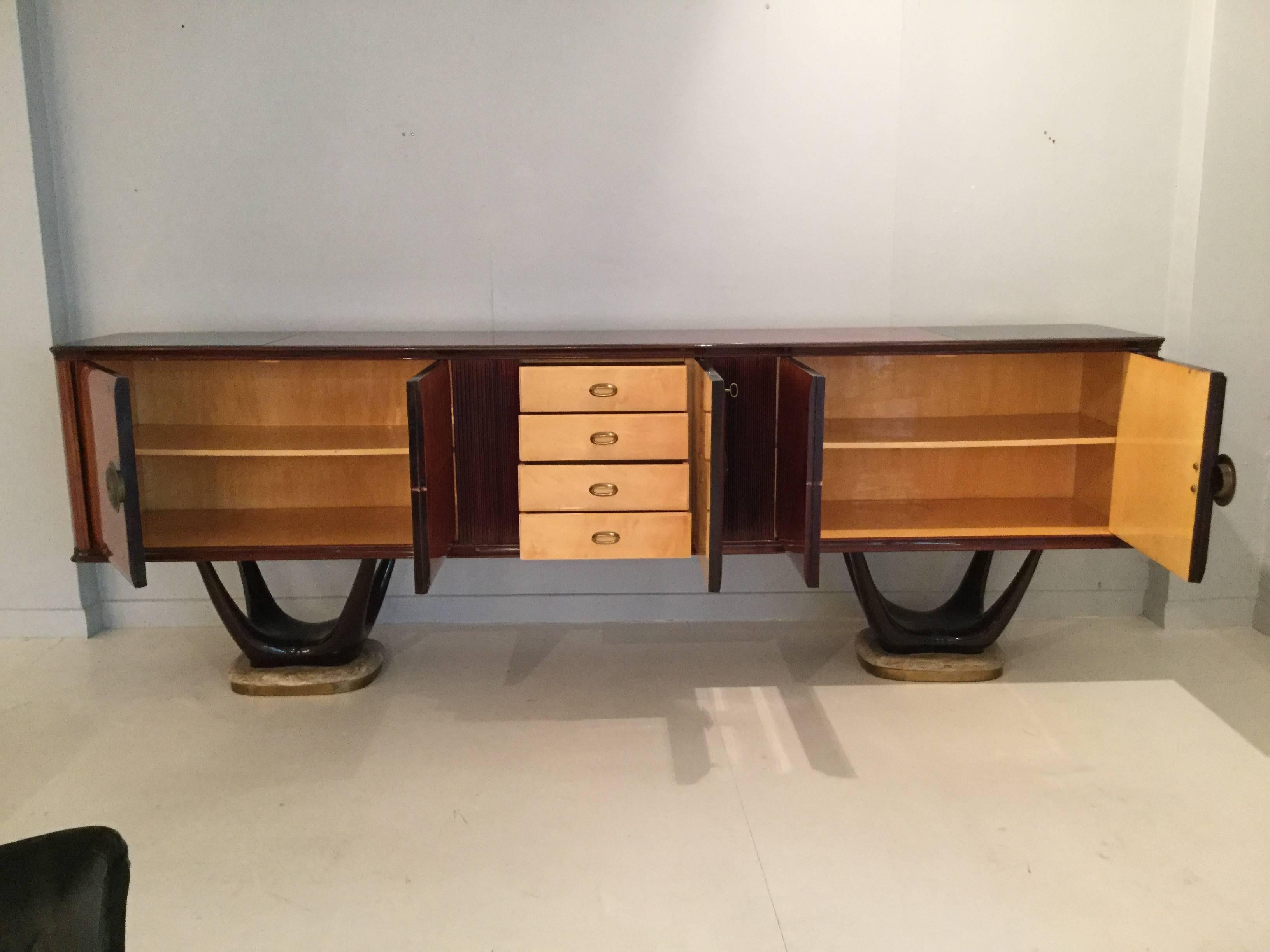 Stunning sideboard in walnut veneer with marble base and glass top with three doors: The central door hides four drawers; the side ones have wooden shelves.
In good vintage condition