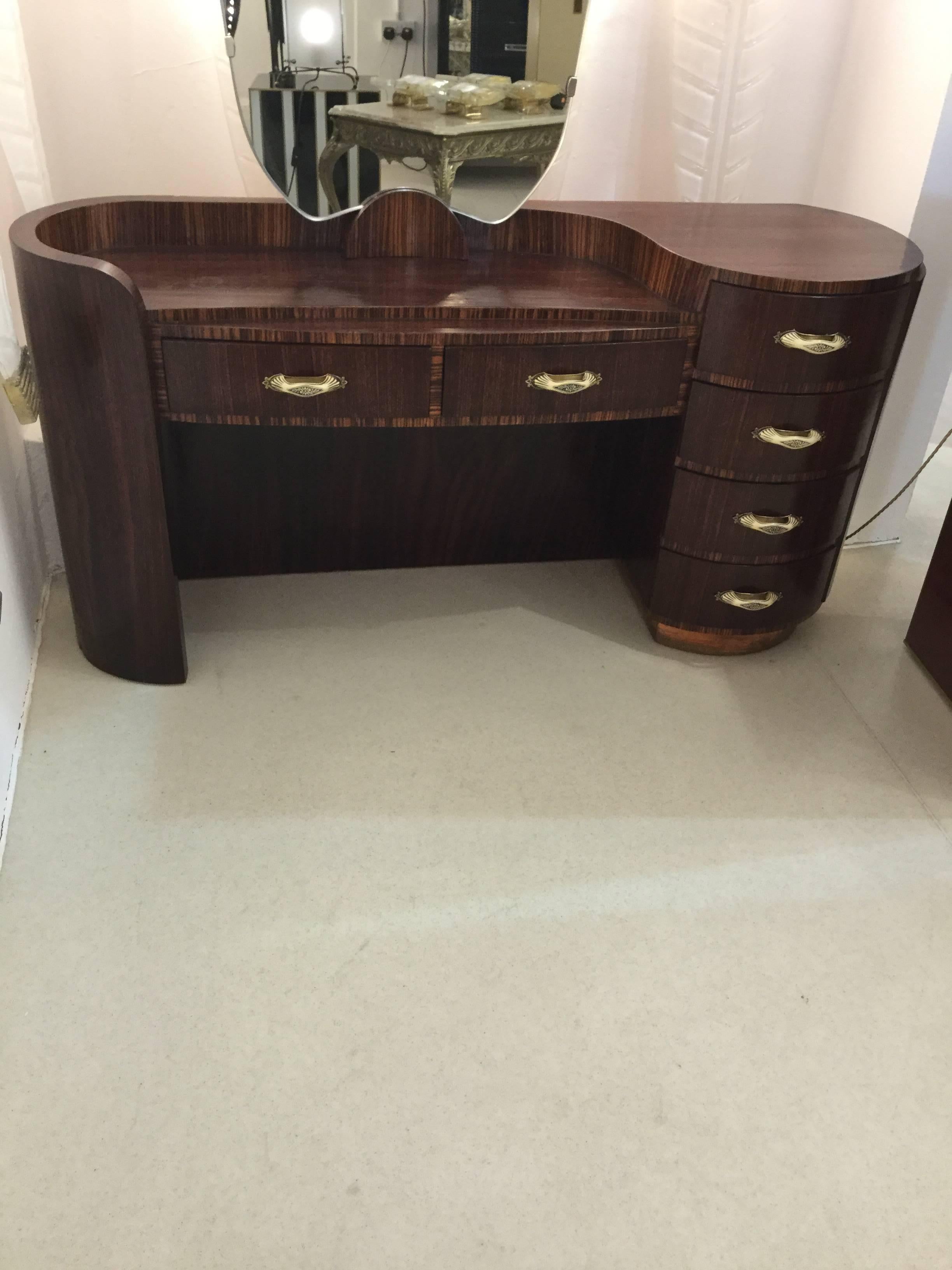A beautifully elegant dressing table in rosewood. The center piece presents two drawers, while the side one has six.
In excellent condition.