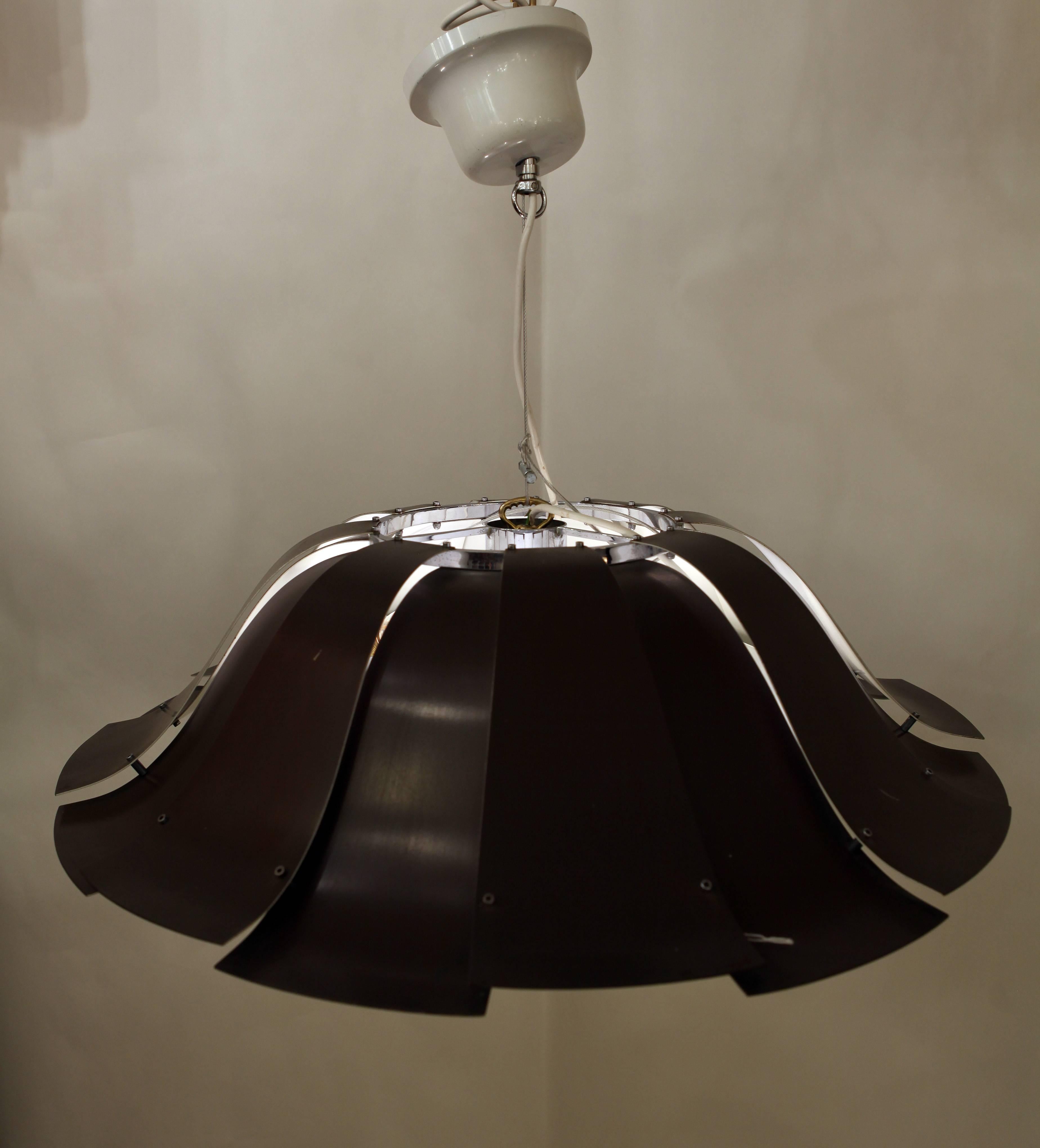 A beautiful Mid-Century Italian hanging lamp in brown and ivory painted metal.
*the height is without cable