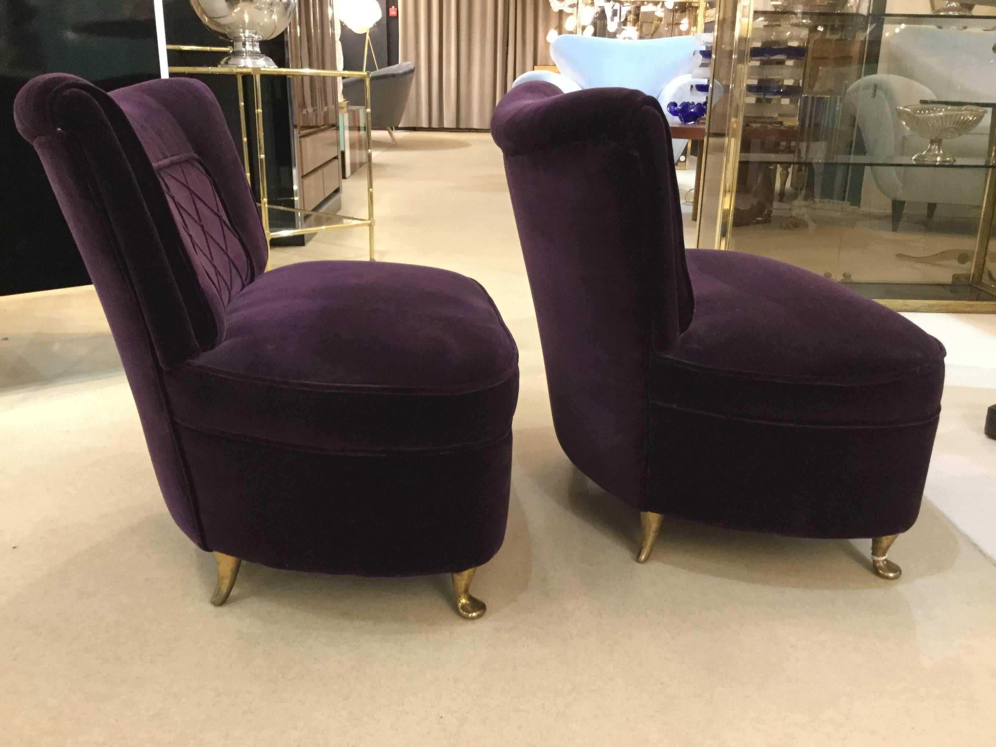 A pair of Italian designed slipper chairs reupholstered in velvet on brass feet, style of Osvaldo Borsani, circa 1940.