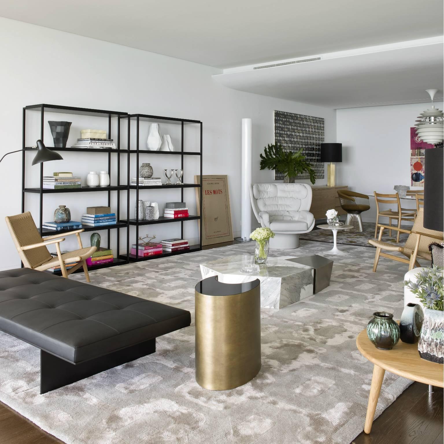 U Side Table in the shape of the moon in aged brass and black glass In New Condition For Sale In Lisboa, PT