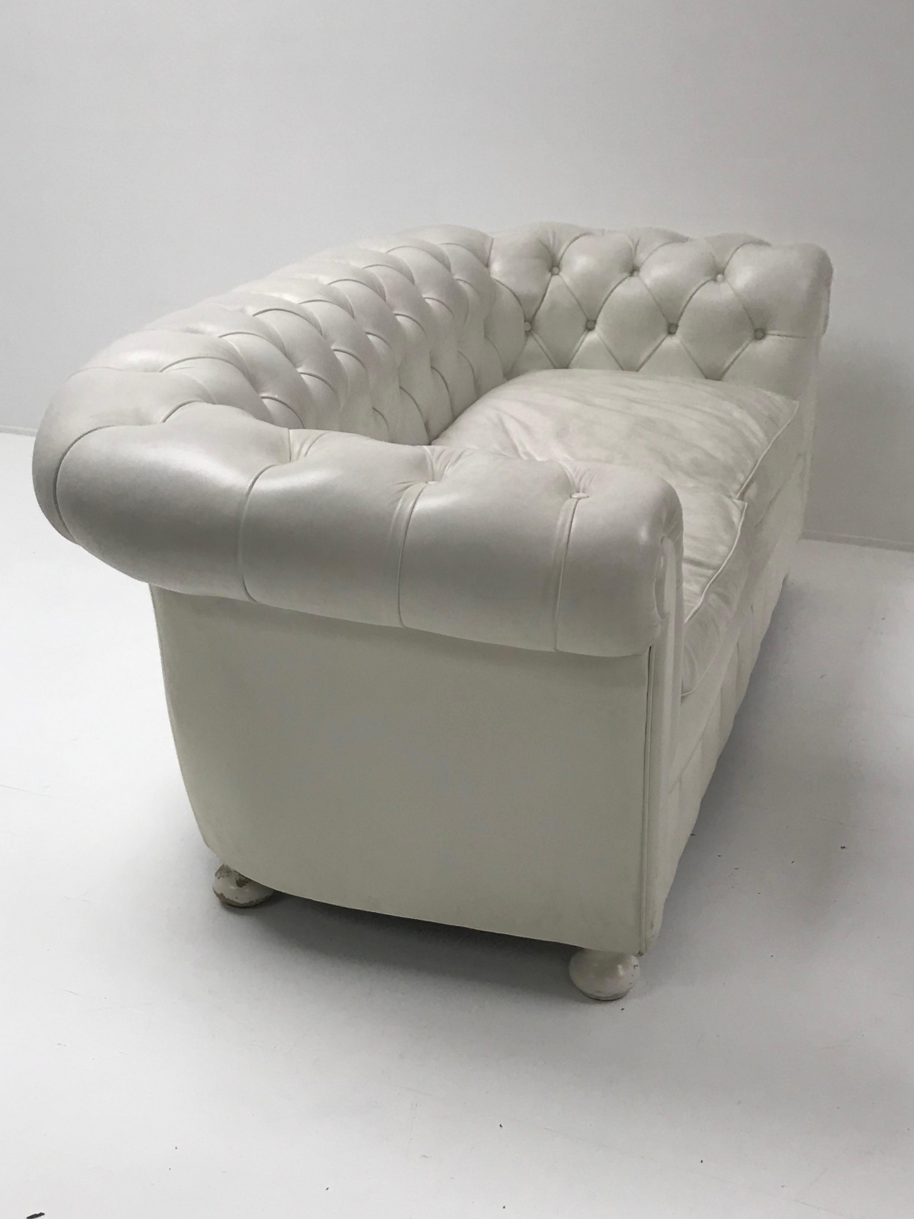 White Chesterfield, Very Nice Patina In Excellent Condition For Sale In Schellebelle, BE