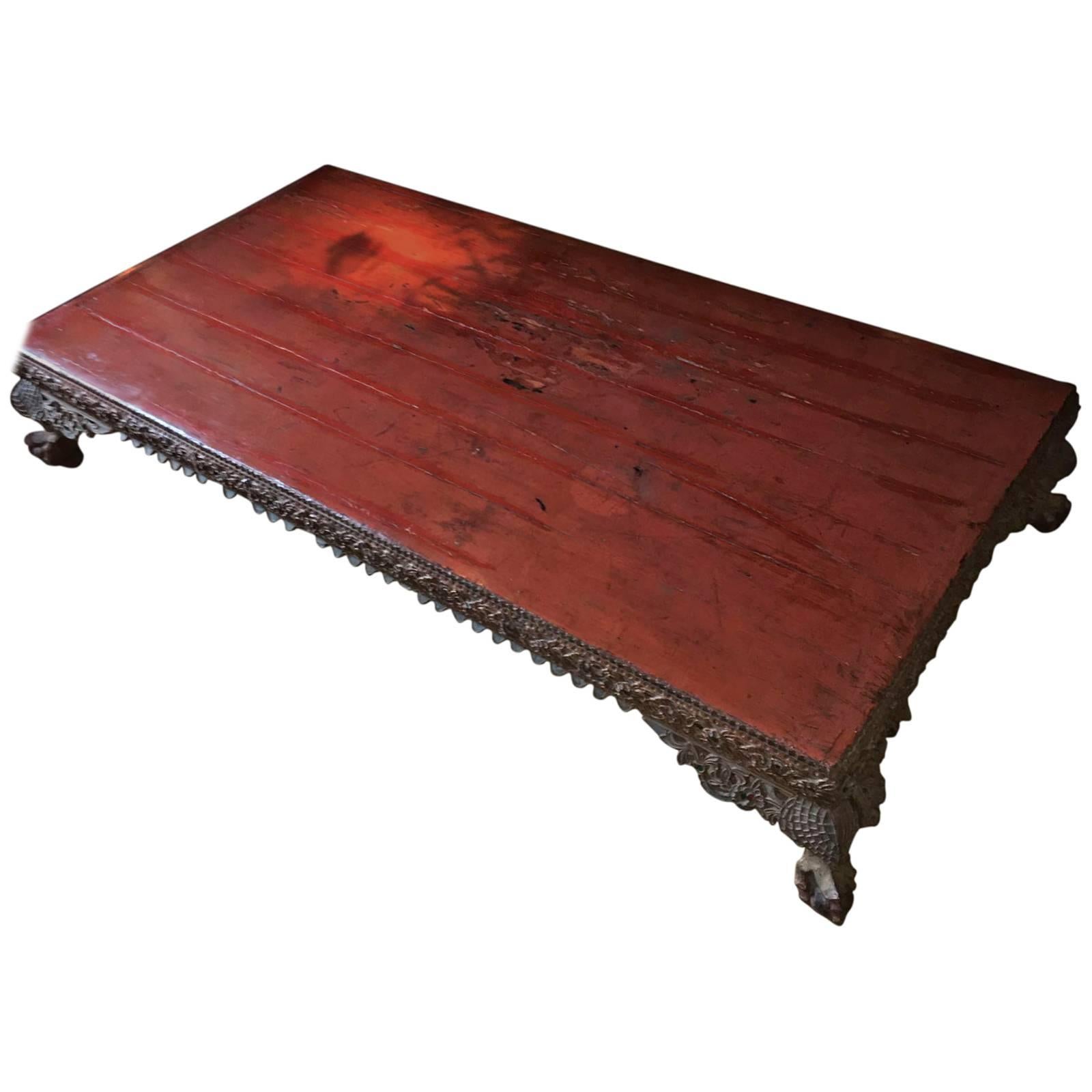 Außergewöhnlicher birmanischer niedriger Tisch in rotem Originallack, Birma, 18
Veredelt mit Glas und vergoldeten Verzierungen,
eignet sich hervorragend als Couchtisch in einer Vintage-Einrichtung oder in einem klassischen Ambiente.

 