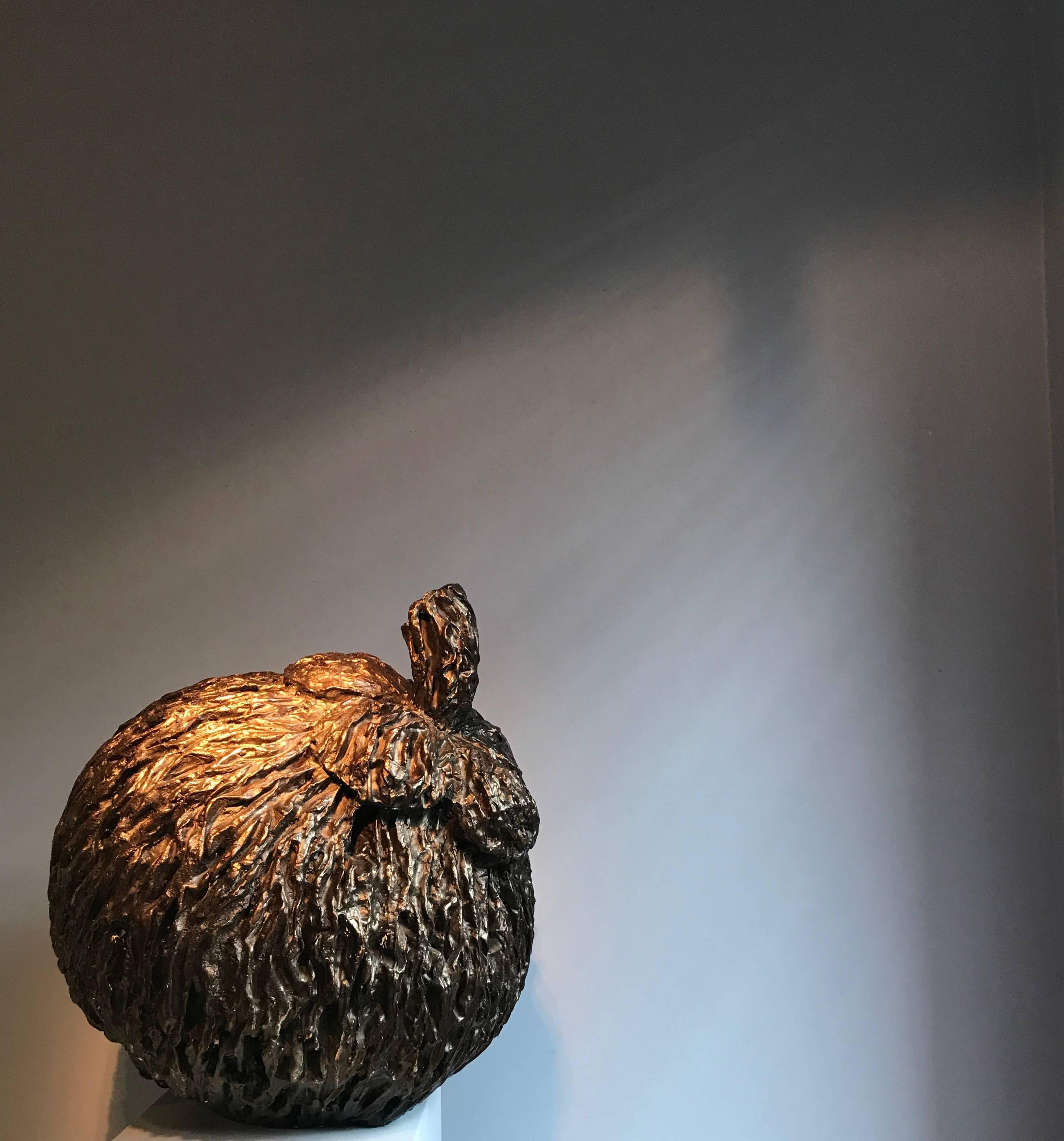 Opera d'arte contemporanea in bronzo dell'artista asiatico Chanin Pan, frutto del mangostano.