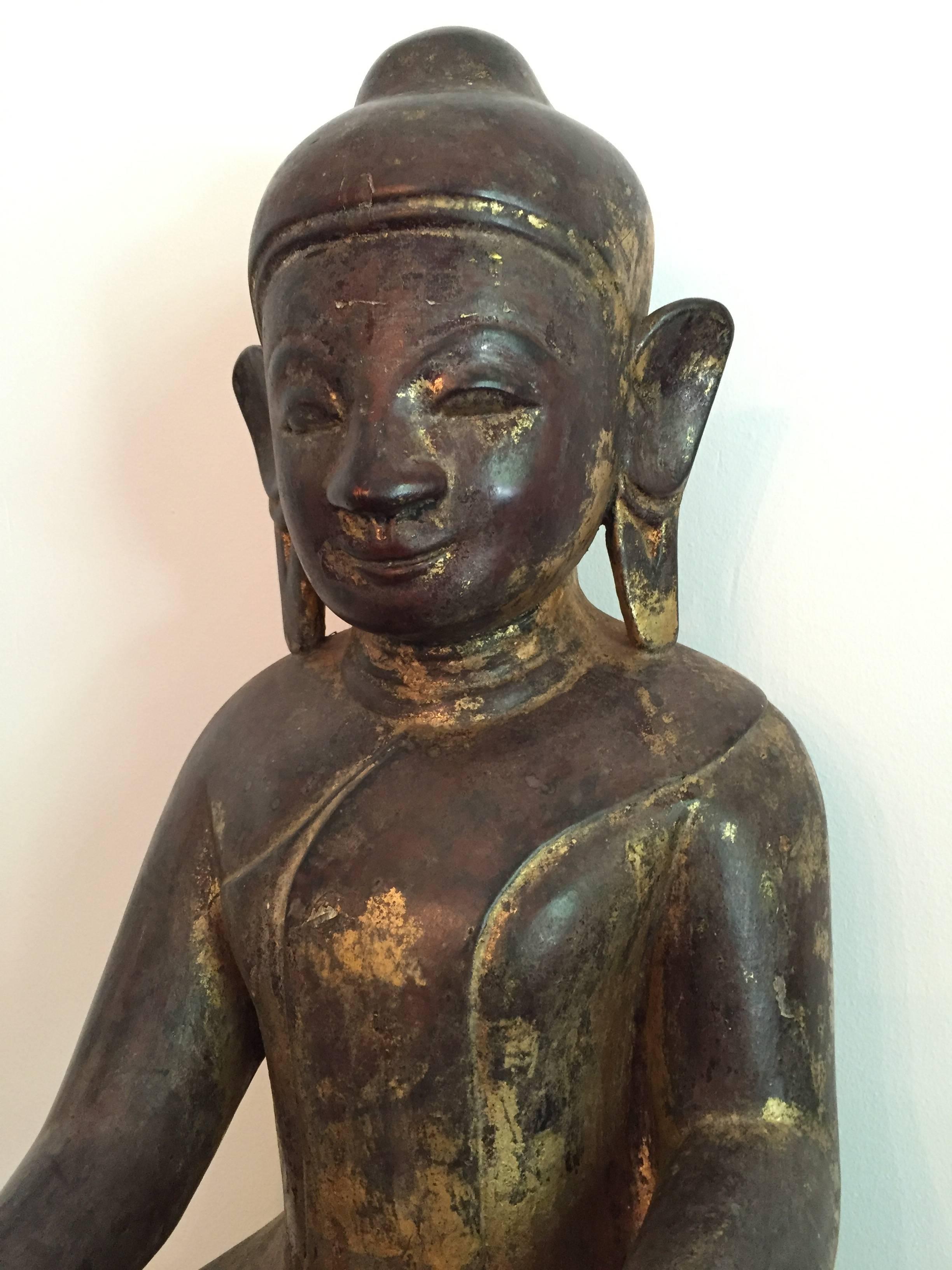 Hölzerner burmesischer Buddha mit Spuren von Goldlack,
18. Jahrhundert,
sehr gute Patina und schöne, warme, korrekte Farbe.