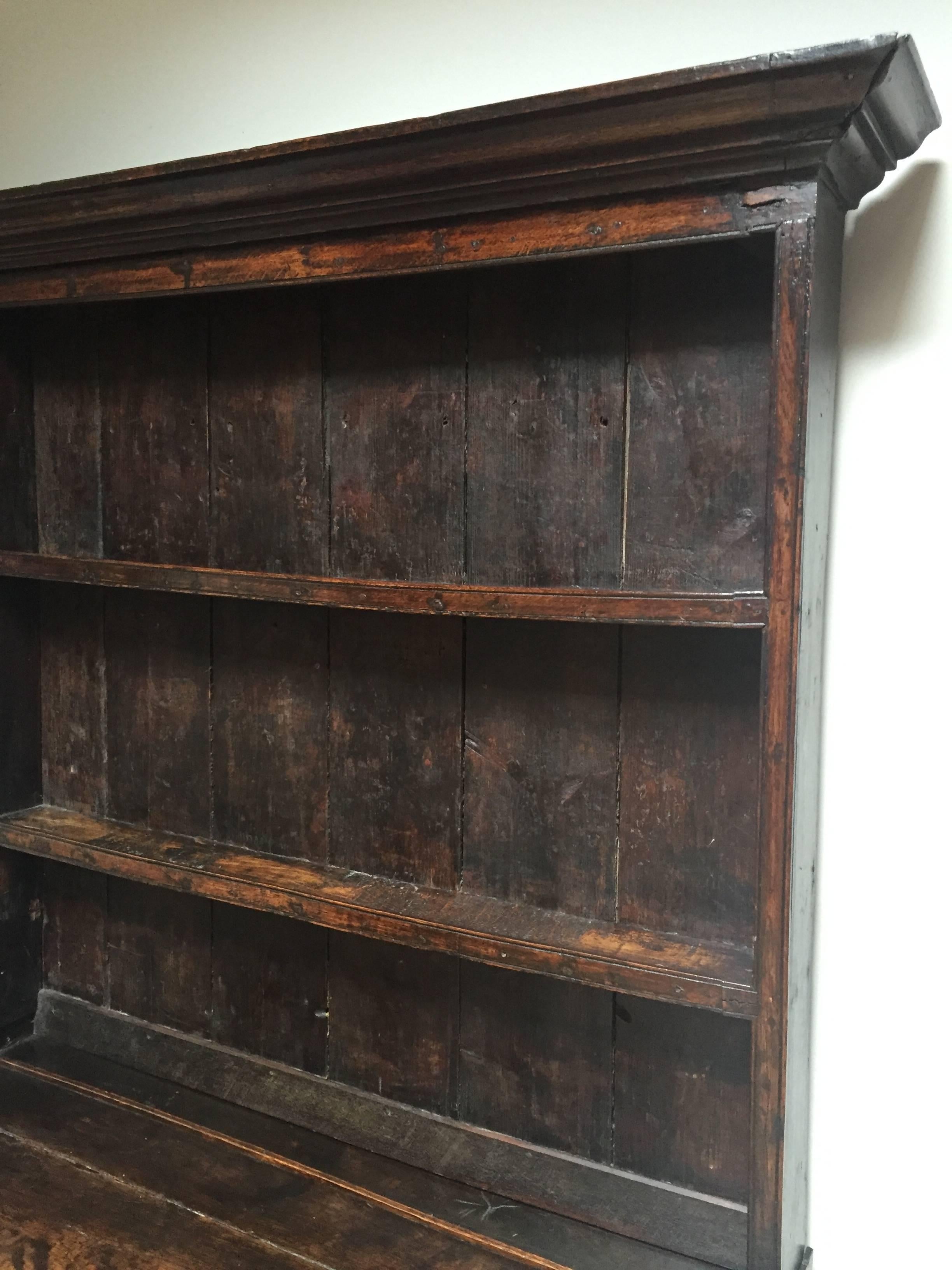English Welsh dresser,18th century, oak
with two small drawers.
Great patina.