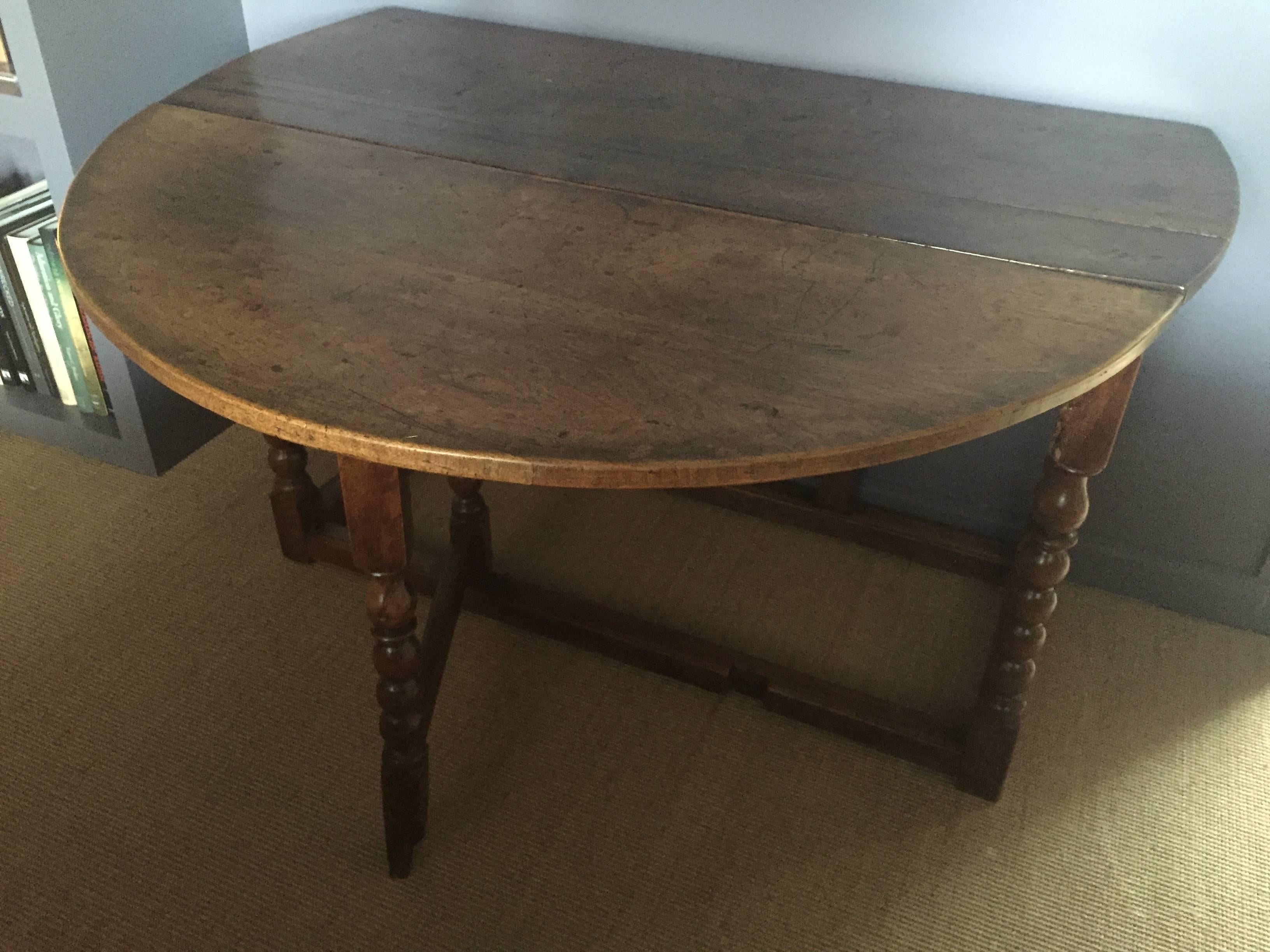 English Gatelag Table, Walnut, 18th Century In Good Condition In Schellebelle, BE
