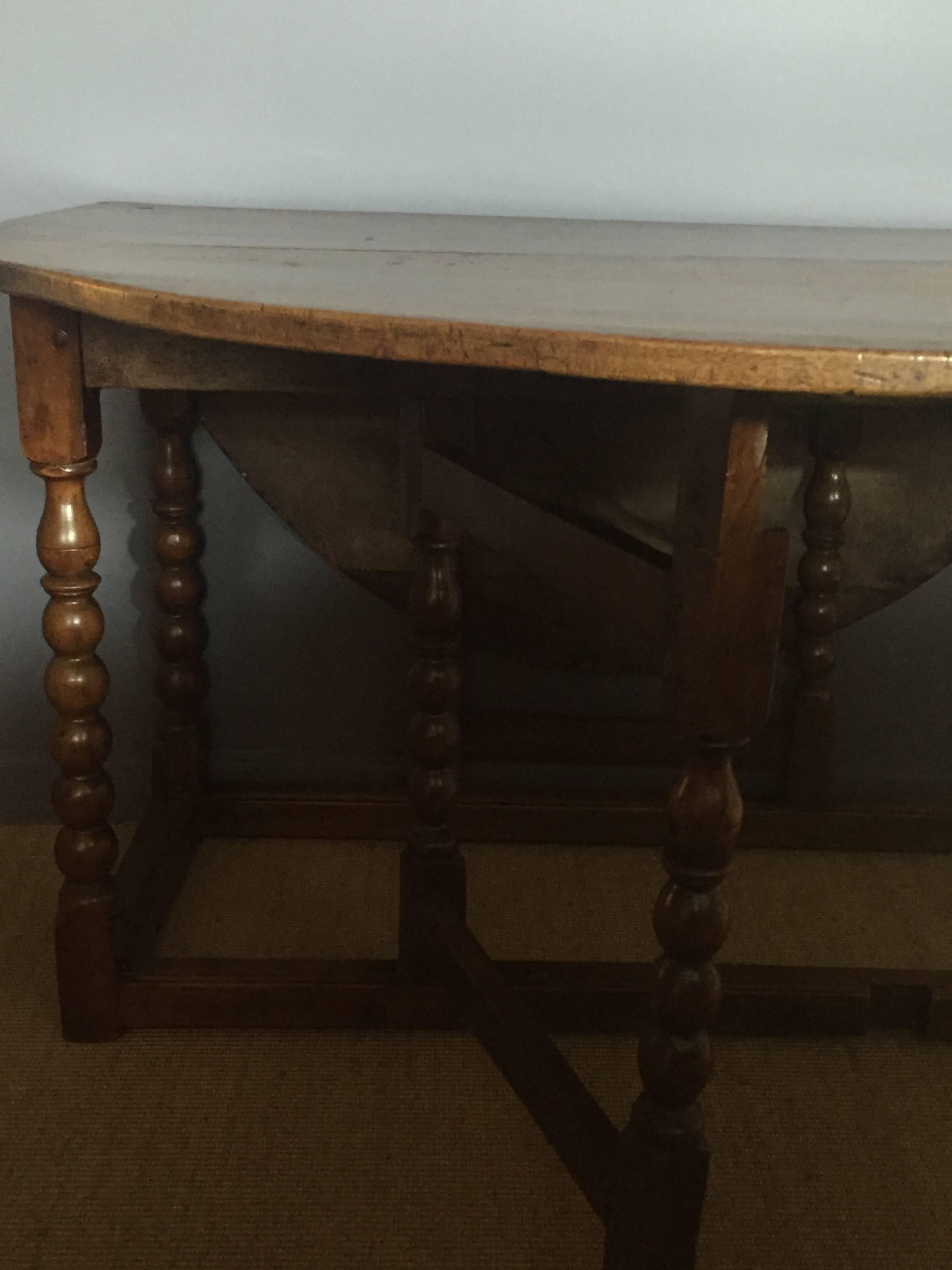 18th Century and Earlier English Gatelag Table, Walnut, 18th Century