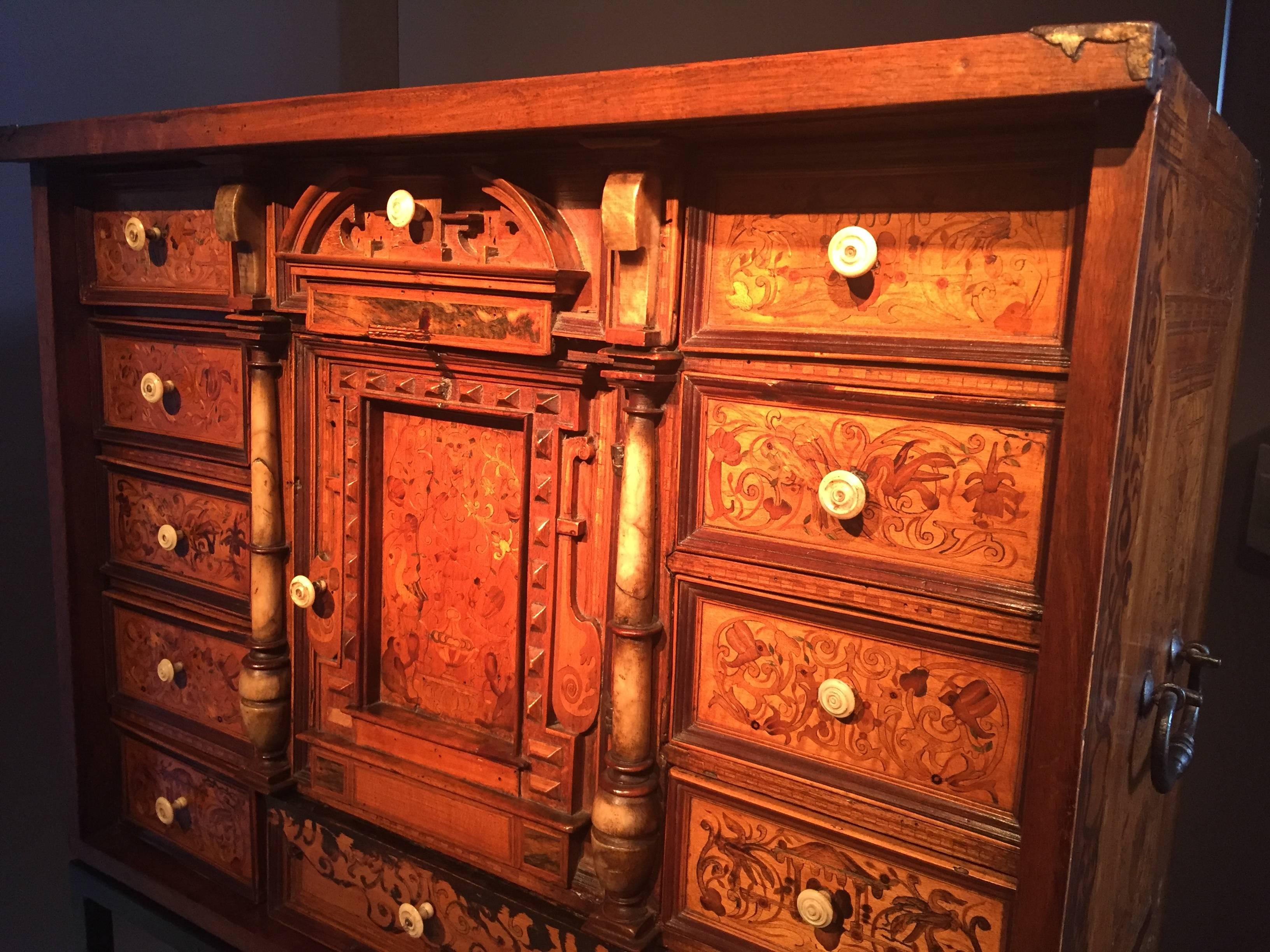 Bois Armoire d'Augsbourg, 17ème siècle, Allemagne en vente