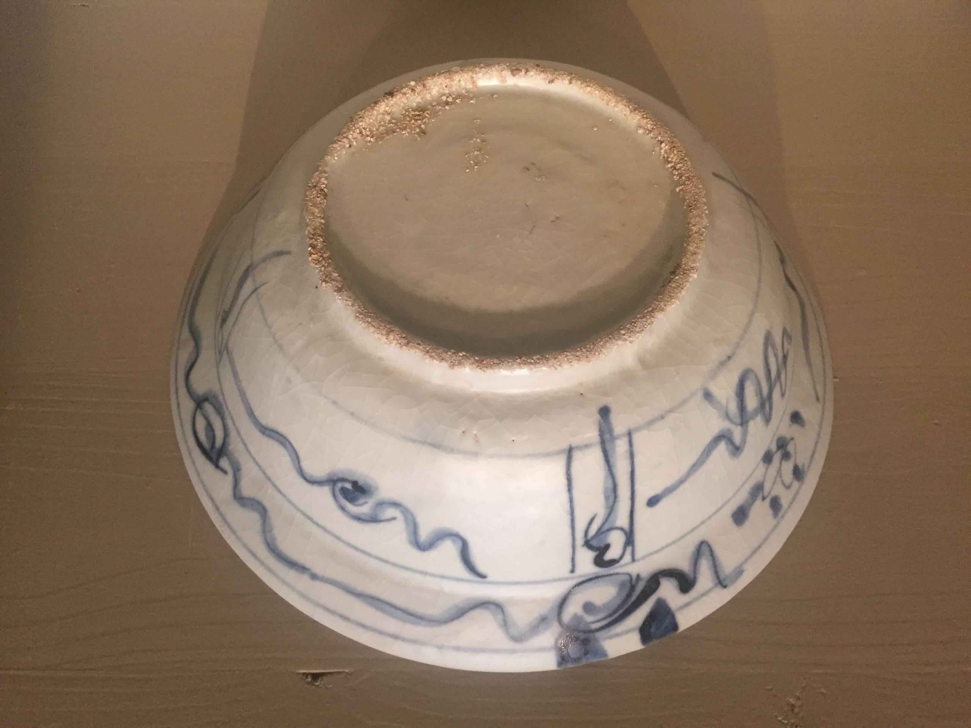 Exceptional plates of a shipwreck in South East Asia.
Blue and white porcelain with traces of sea sand,
China, Ming period, 1368-1644.