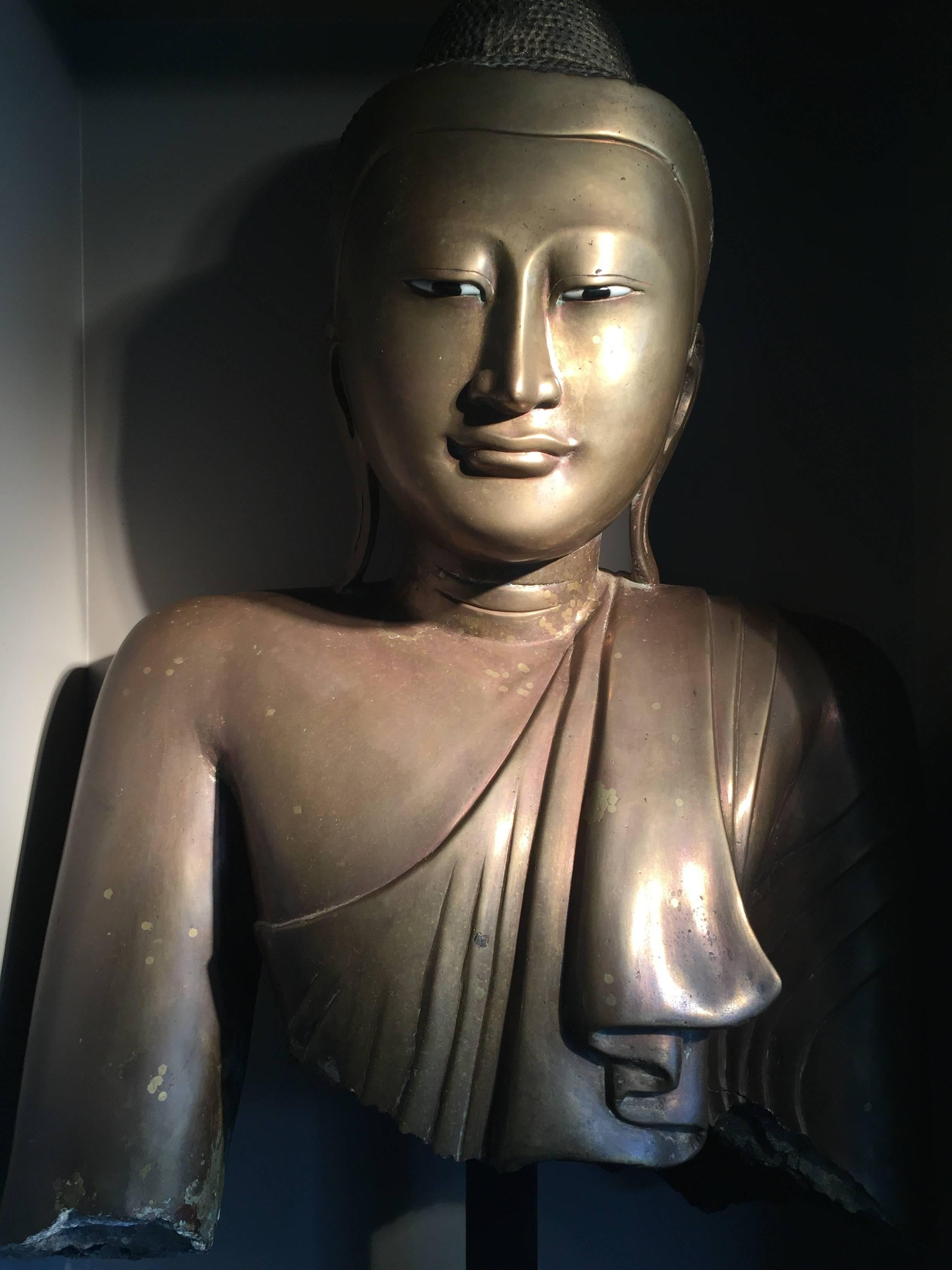 Birman Tête de Bouddha birmane en bronze ancien, période Mandalay en vente