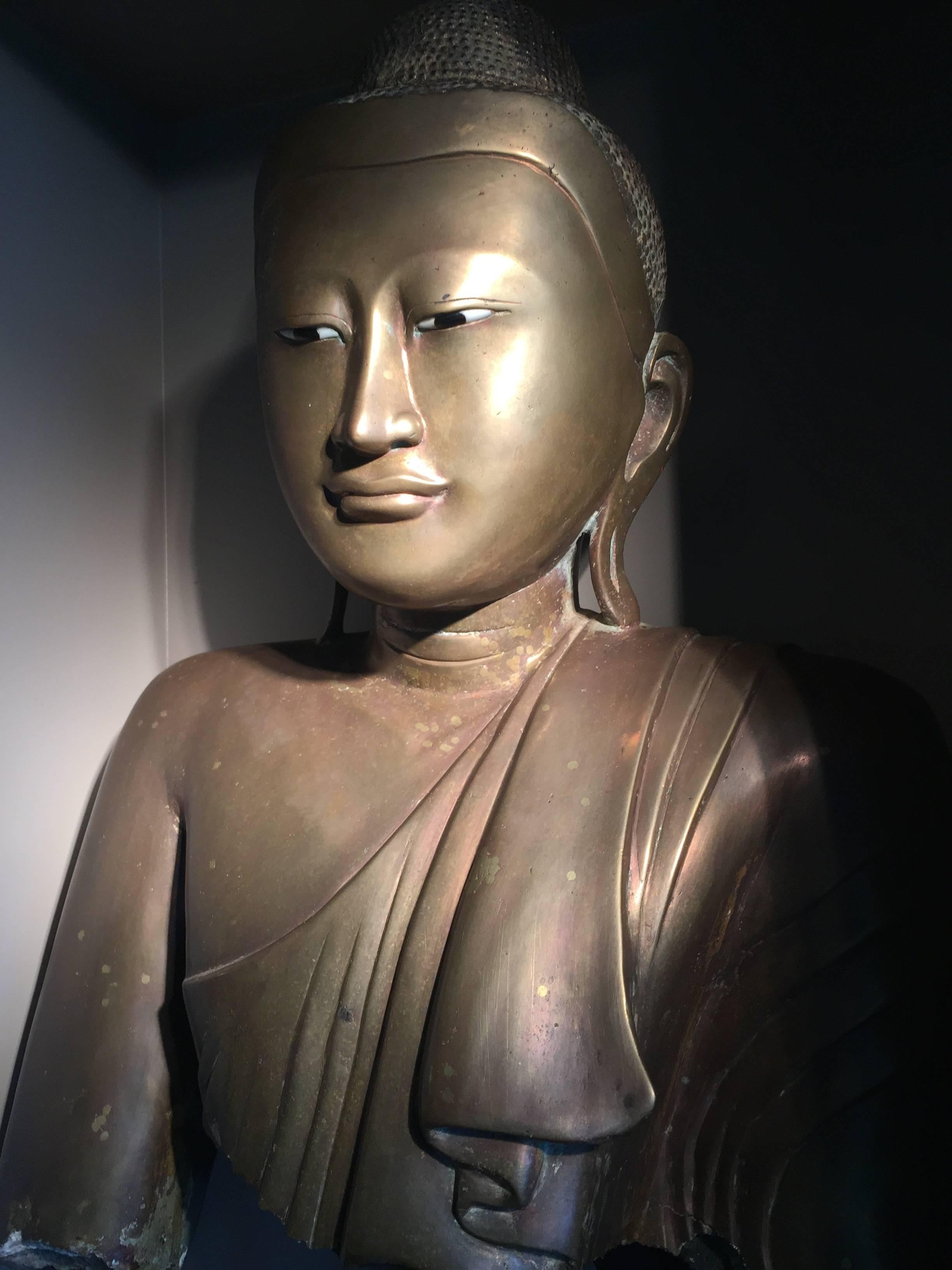 Poli Tête de Bouddha birmane en bronze ancien, période Mandalay en vente