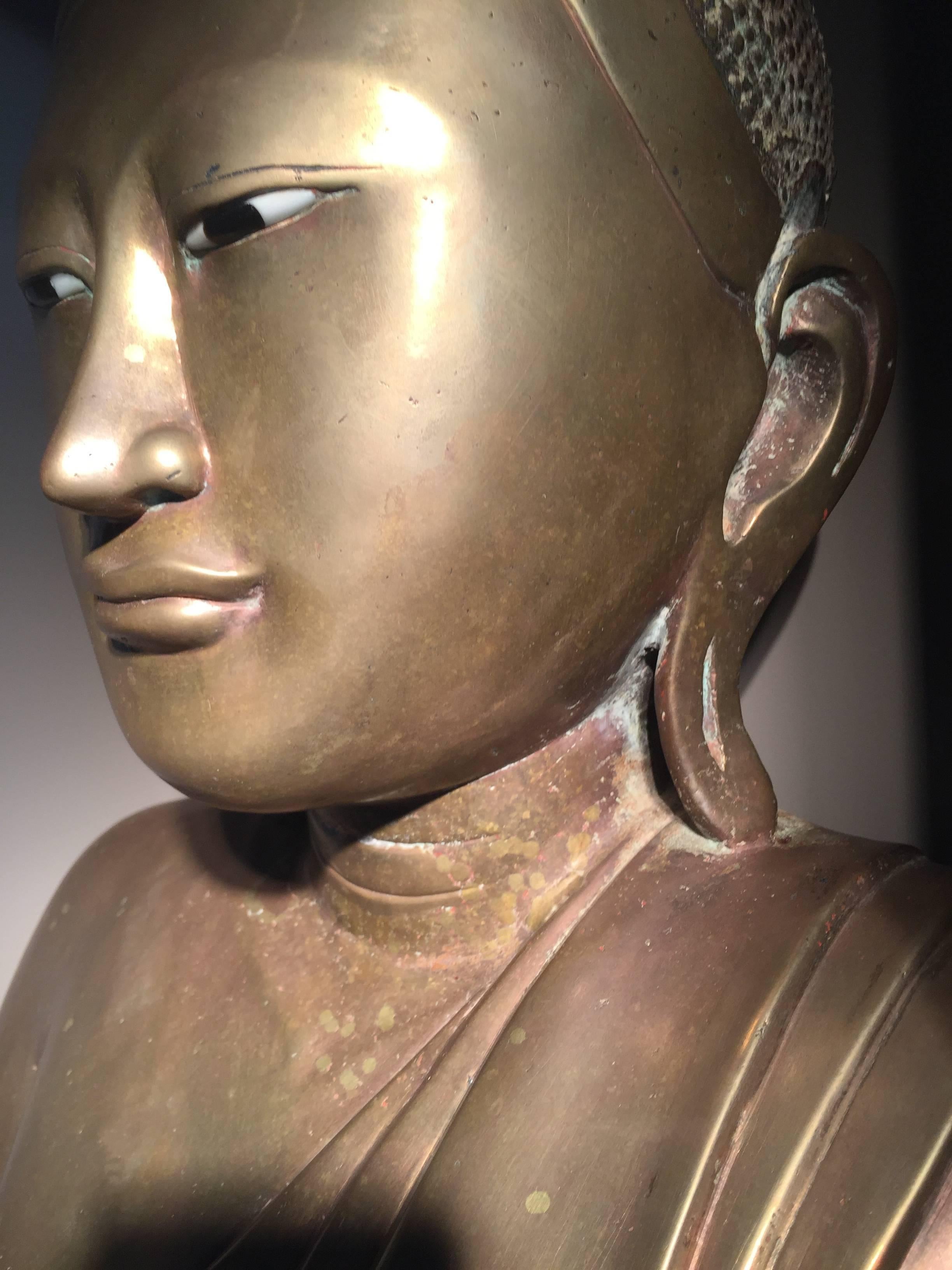 Tête de Bouddha birmane en bronze ancien, période Mandalay Excellent état - En vente à Schellebelle, BE
