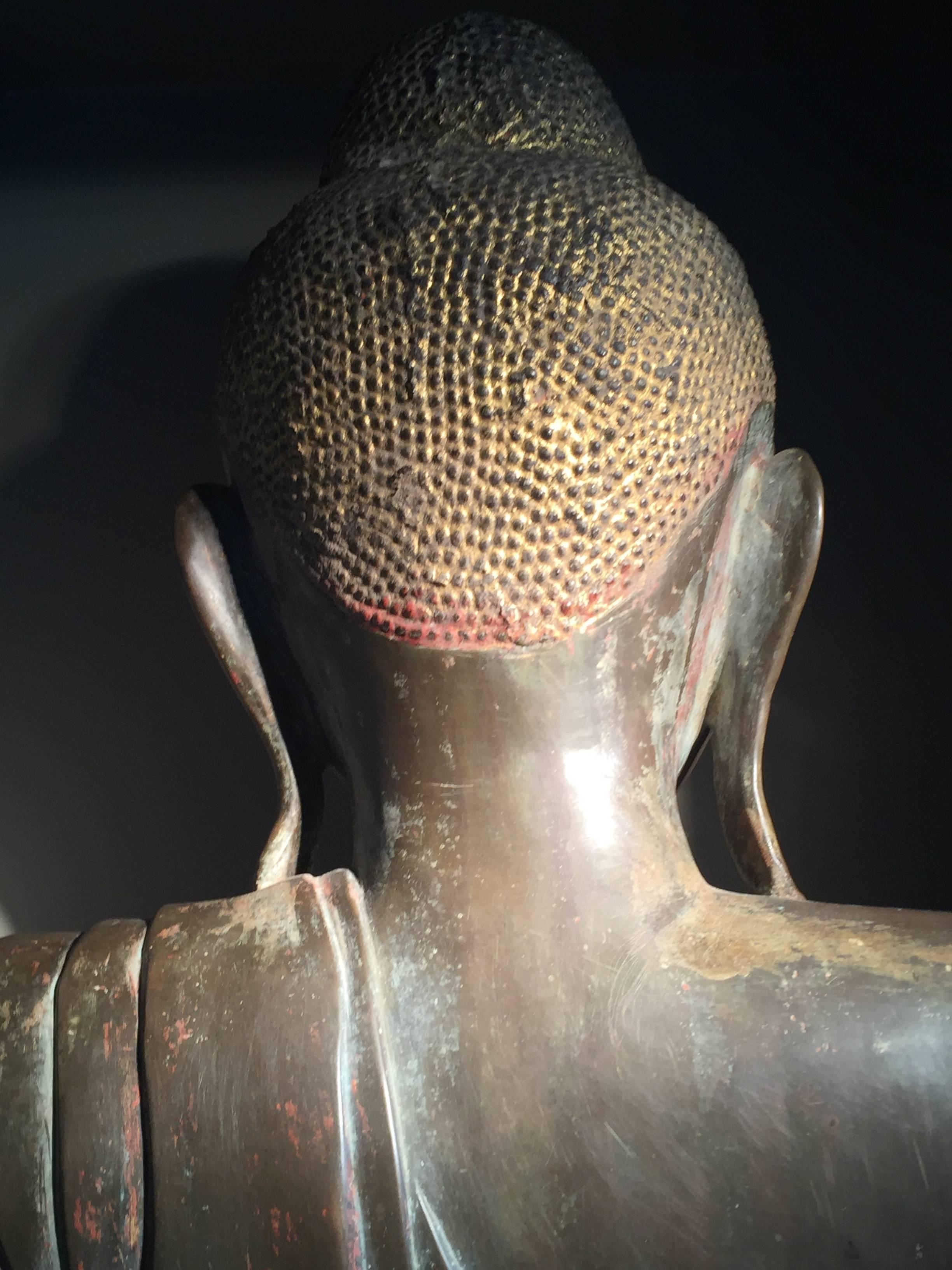 Antiker birmanischer Buddhakopf aus Bronze aus der Mandalay-Periode im Angebot 1