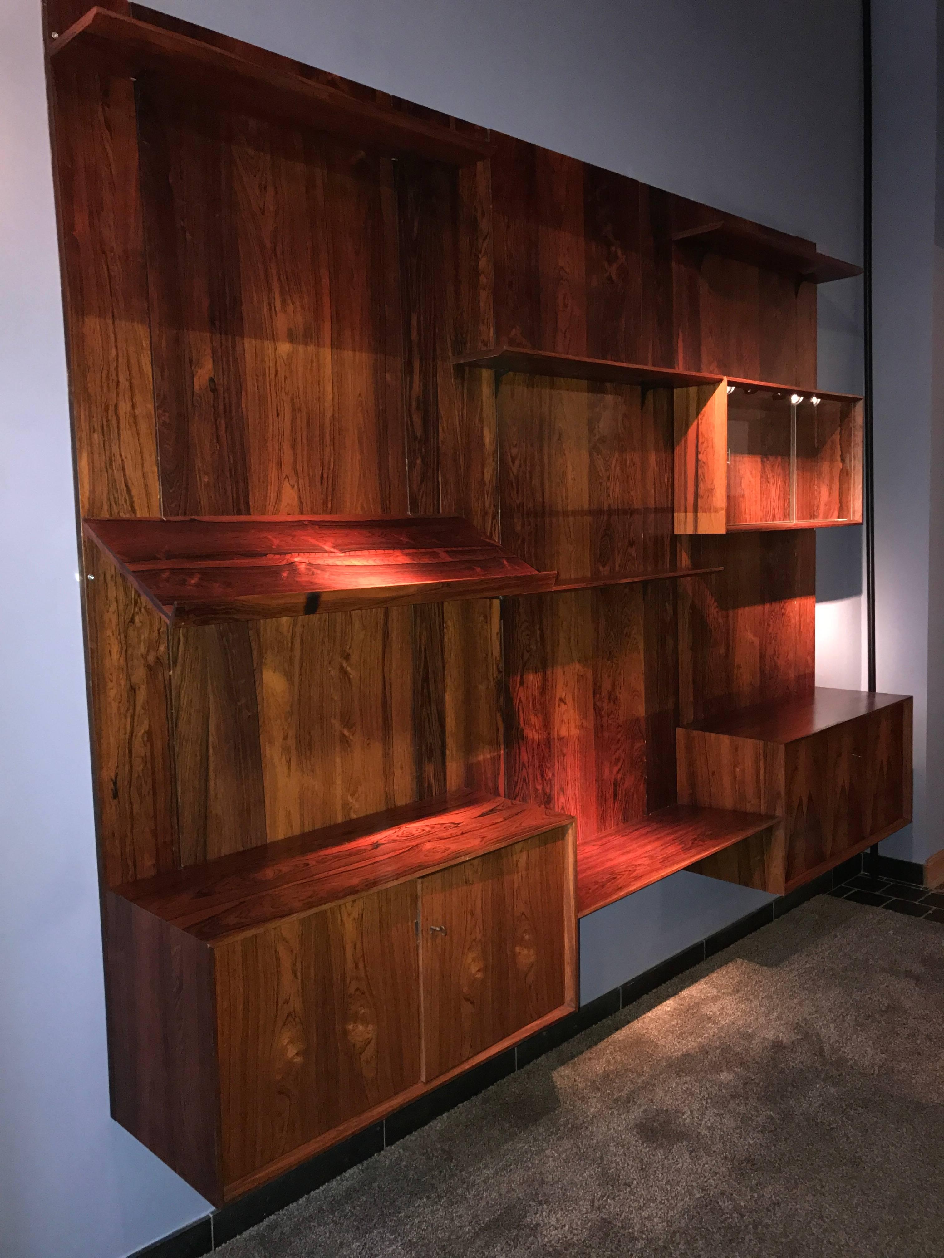 Rare wall unit shelving system by Cado, designed by poul cadovius in 1958, Denmark.
In Rio palissander wood.
Allows multiply configurations.
Seven backpanels.
One glass case.
two case drawers.
Five shelves.