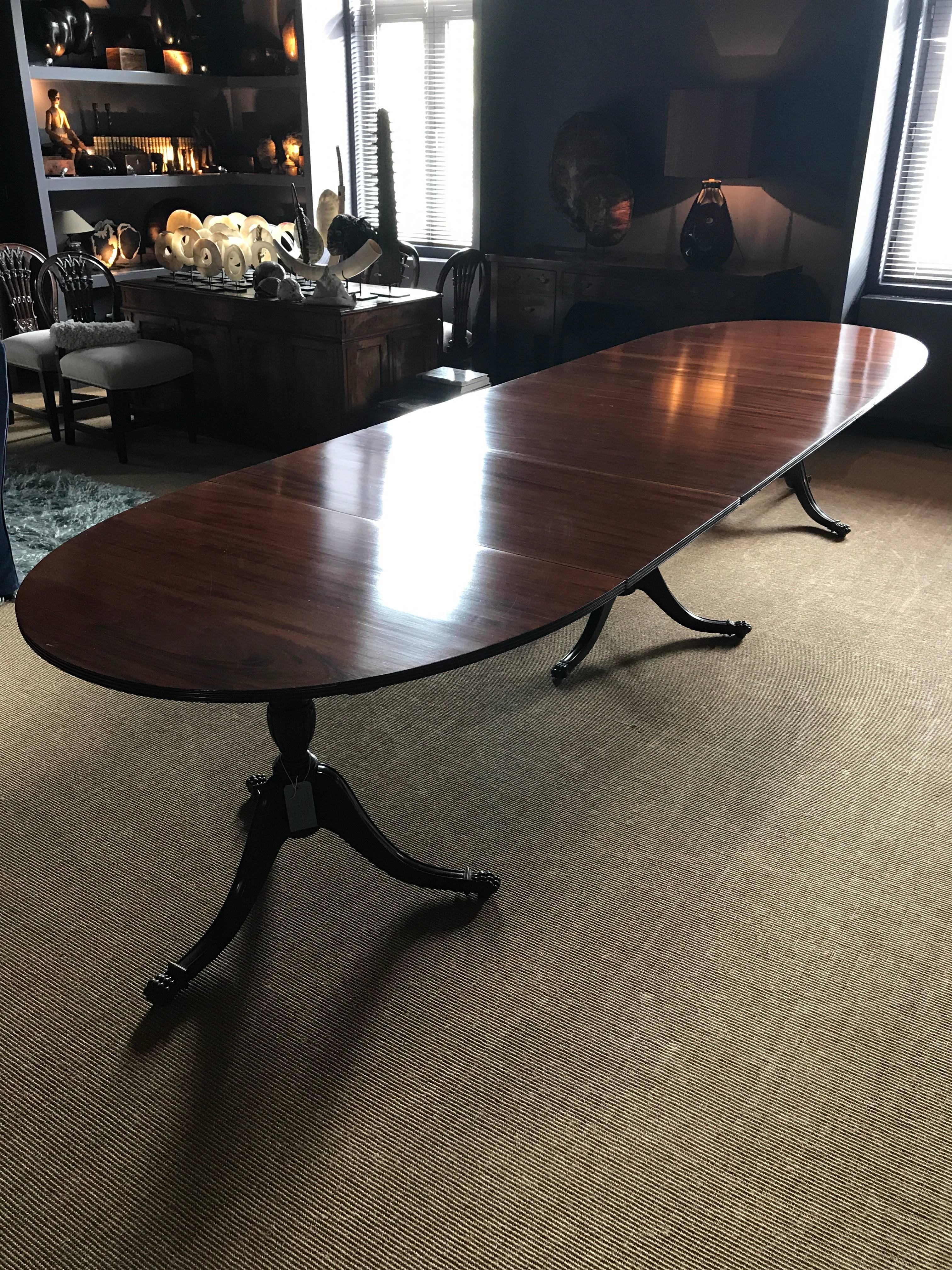 An Edwardian triple pedestal oval extension dining table with two original leaves and a great polished patina.
Two ends of each 79 cm
Two leaves of 59 cm
Middle piece of 118 cm.
  