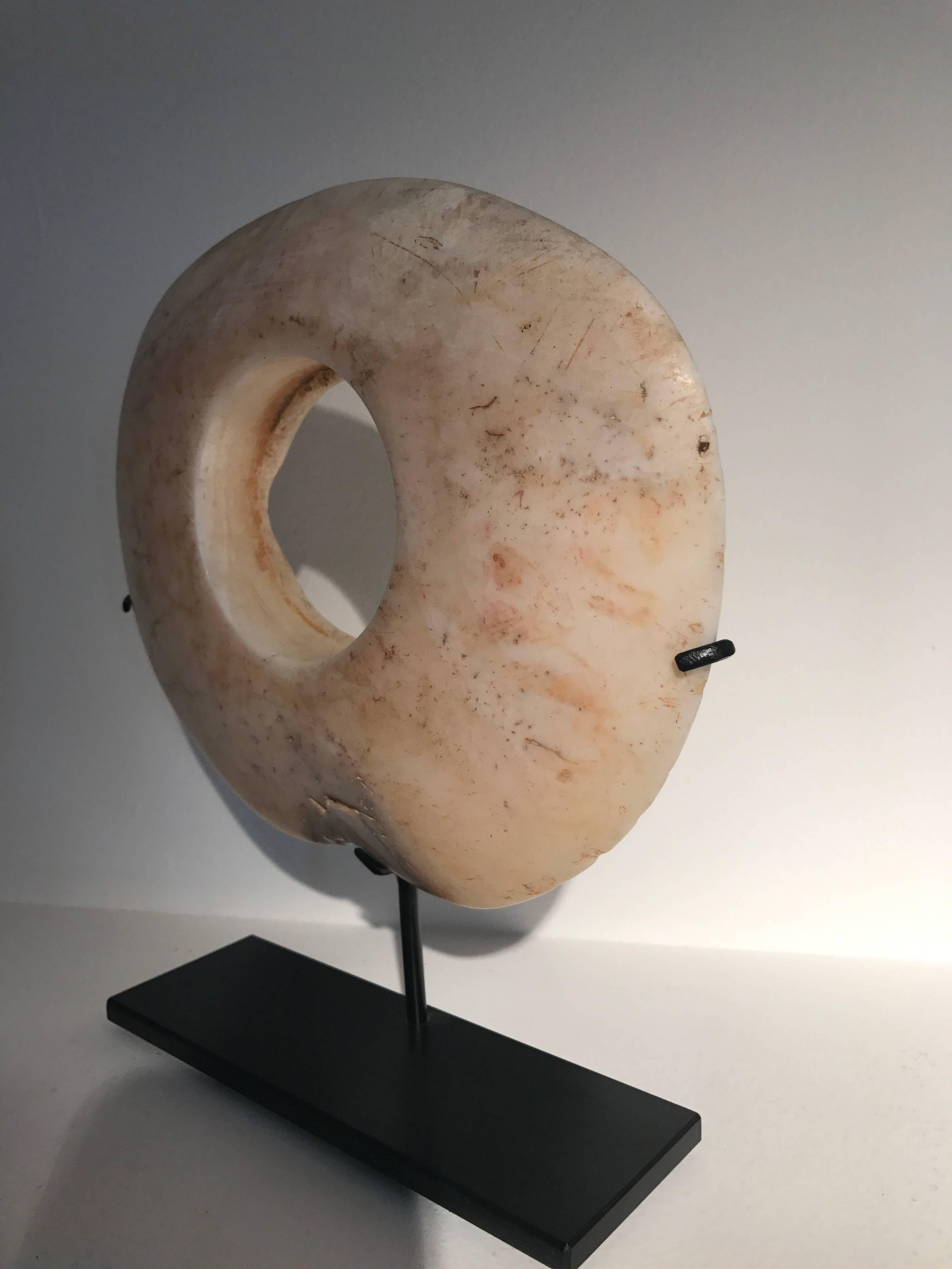 Exceptional BOIKEN made of the TRIDACNA GIGAS SHELL,Papua New Guinea
22 cm wide
diameter hole is 8 cm
3 cm thick

nice to put in collection of 3 pieces