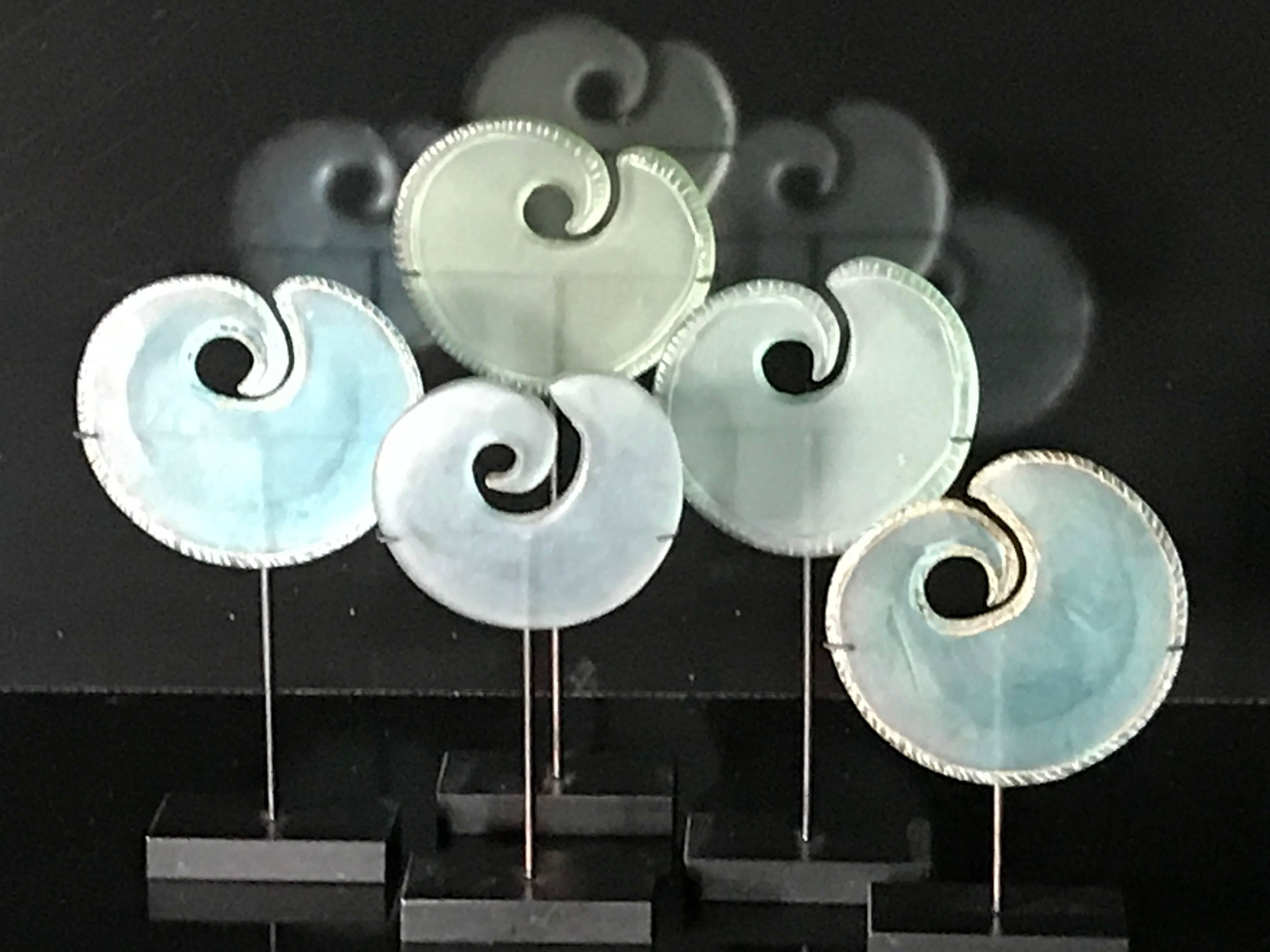 Satz von fünf blauen Glasohrringen aus der Ban Chiang Kultur, Südostasien
Maße: Verschiedene Höhen in Ständern 14/12/12/11/9 cm.