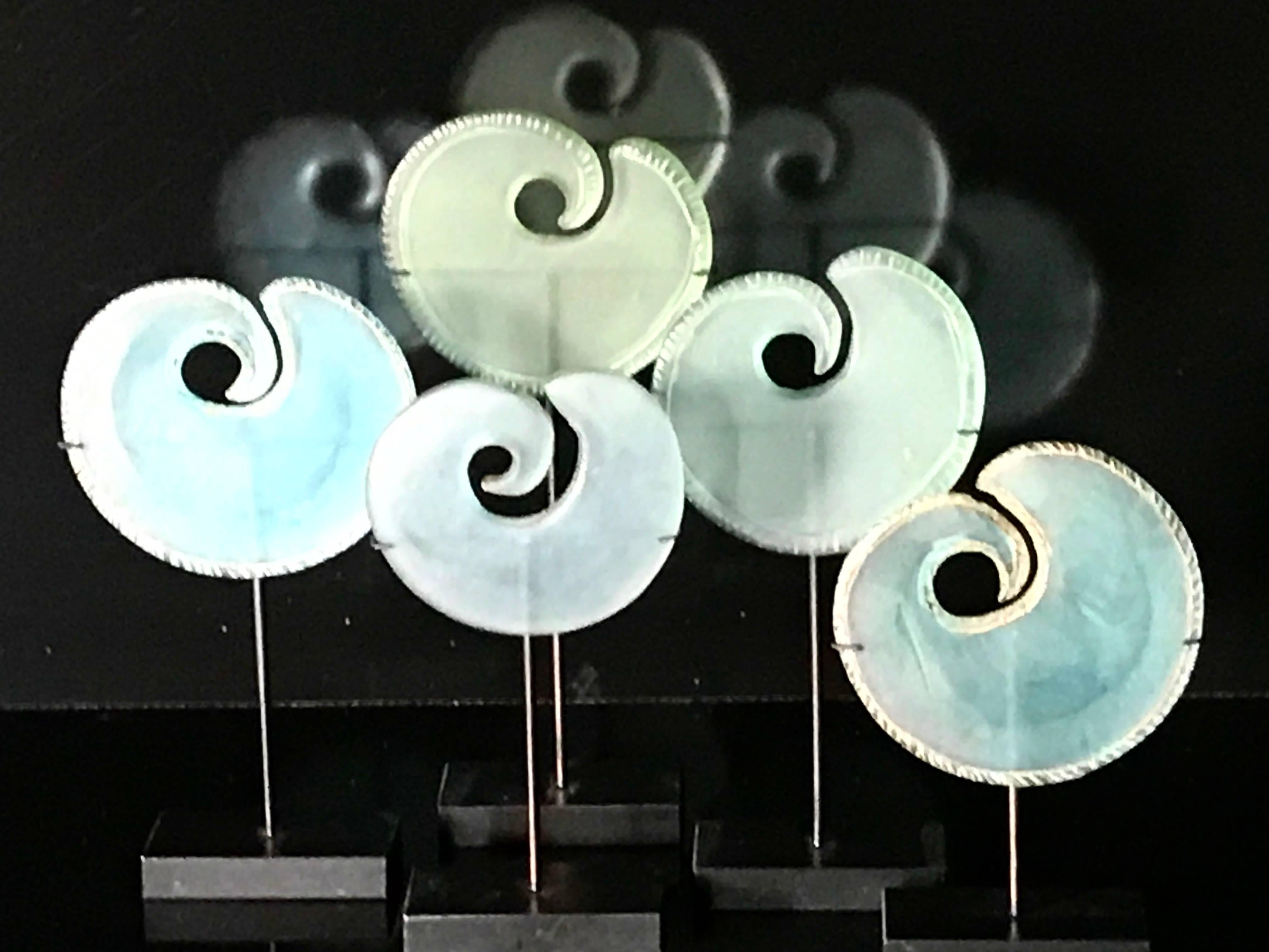 Thaïlandais Ensemble de cinq boucles d'oreilles en verre bleu, Bang Chiang, Asie du Sud-Est, 200 avant J.-C. -4000 après J.-C. en vente
