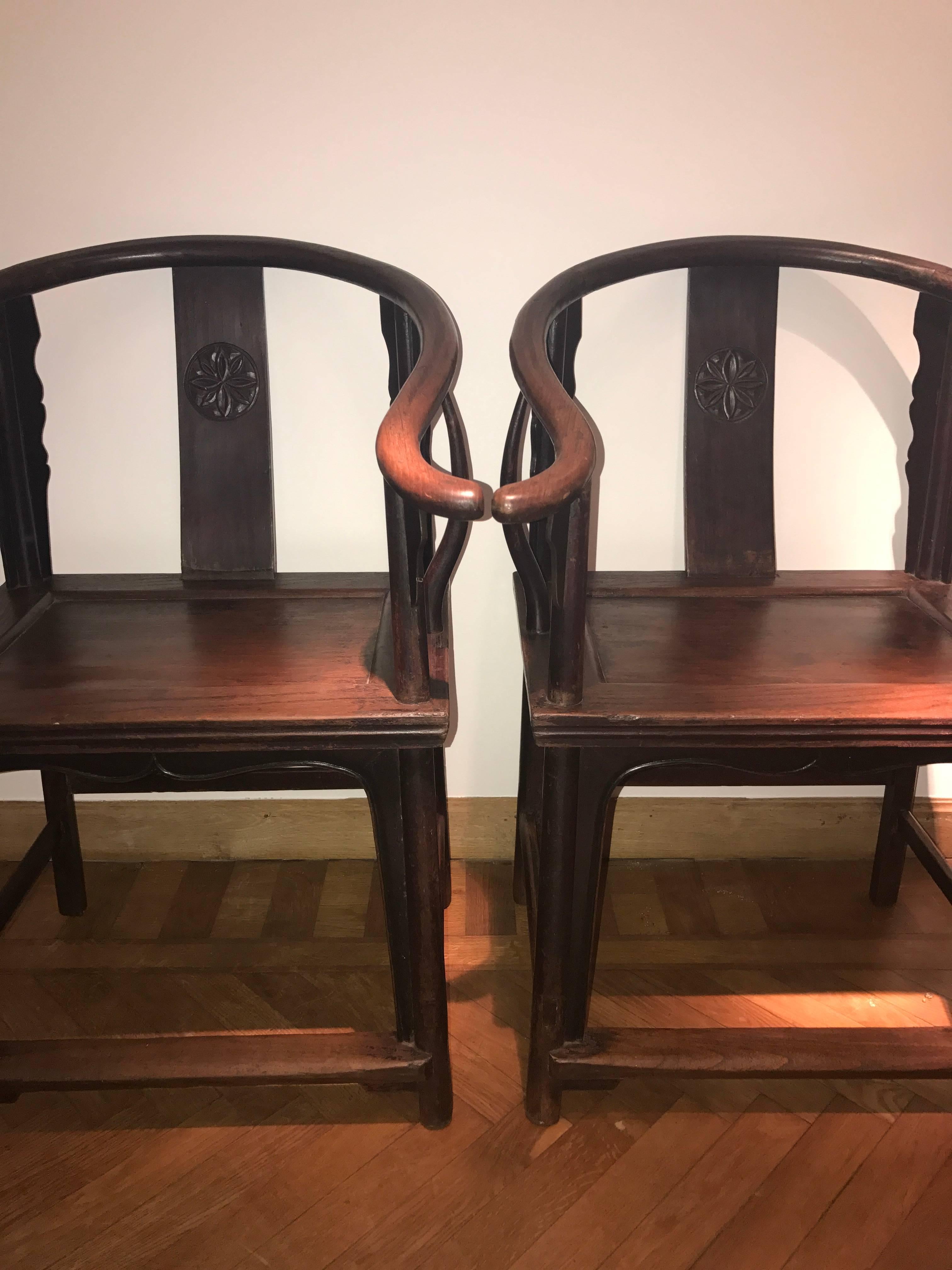 Pair of Antique Chinese Horseshoe chairs in Elm Wood,
excellent old patina, great and warm shine of the wood,
very decorative pair of chairs, can be placed in various rooms in you house,
high quality pair of antique chairs