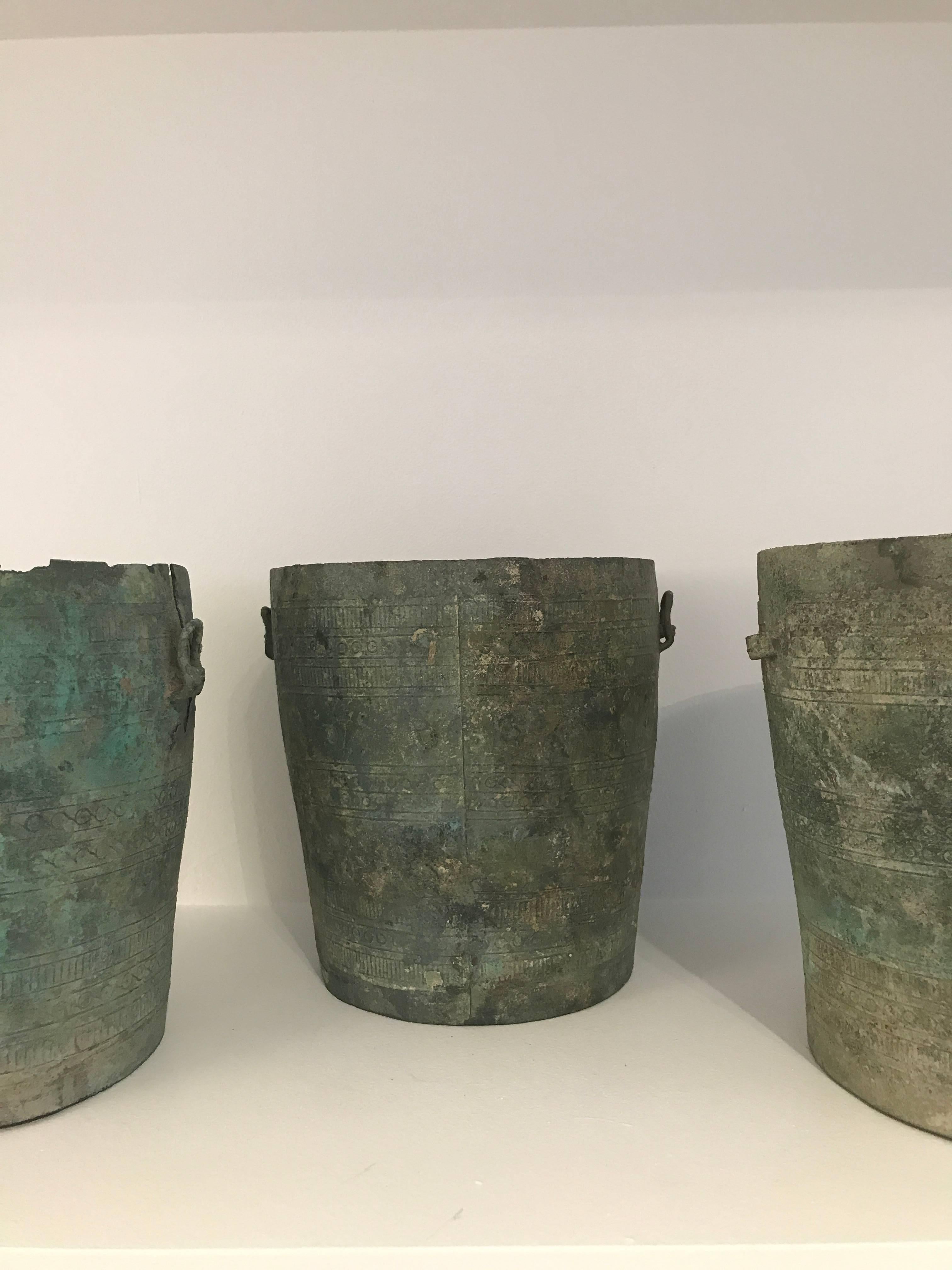 Exceptional set of 3 Bronze Recipients with decorations and beautiful green patina, called Thap
Dong Song period, 2000-1000 BC
South East Asia, Vietnam.
Measures: Height 22 cm, diameter 20 cm
Height 22 cm, diameter 22 cm
Height 22 cm, diameter