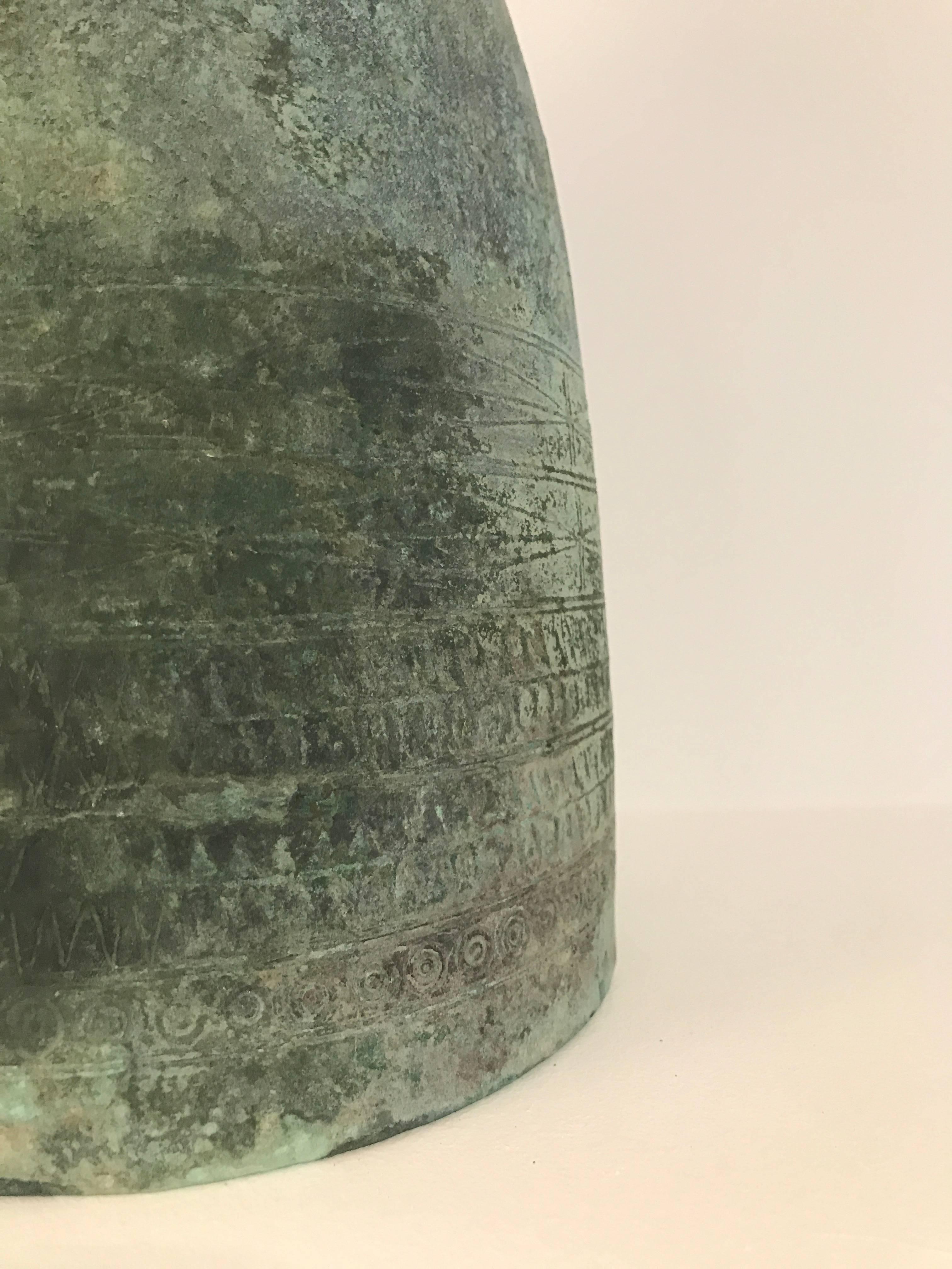 Large bronze bell with geometric decorations
South East Asia
Beautiful green patina.