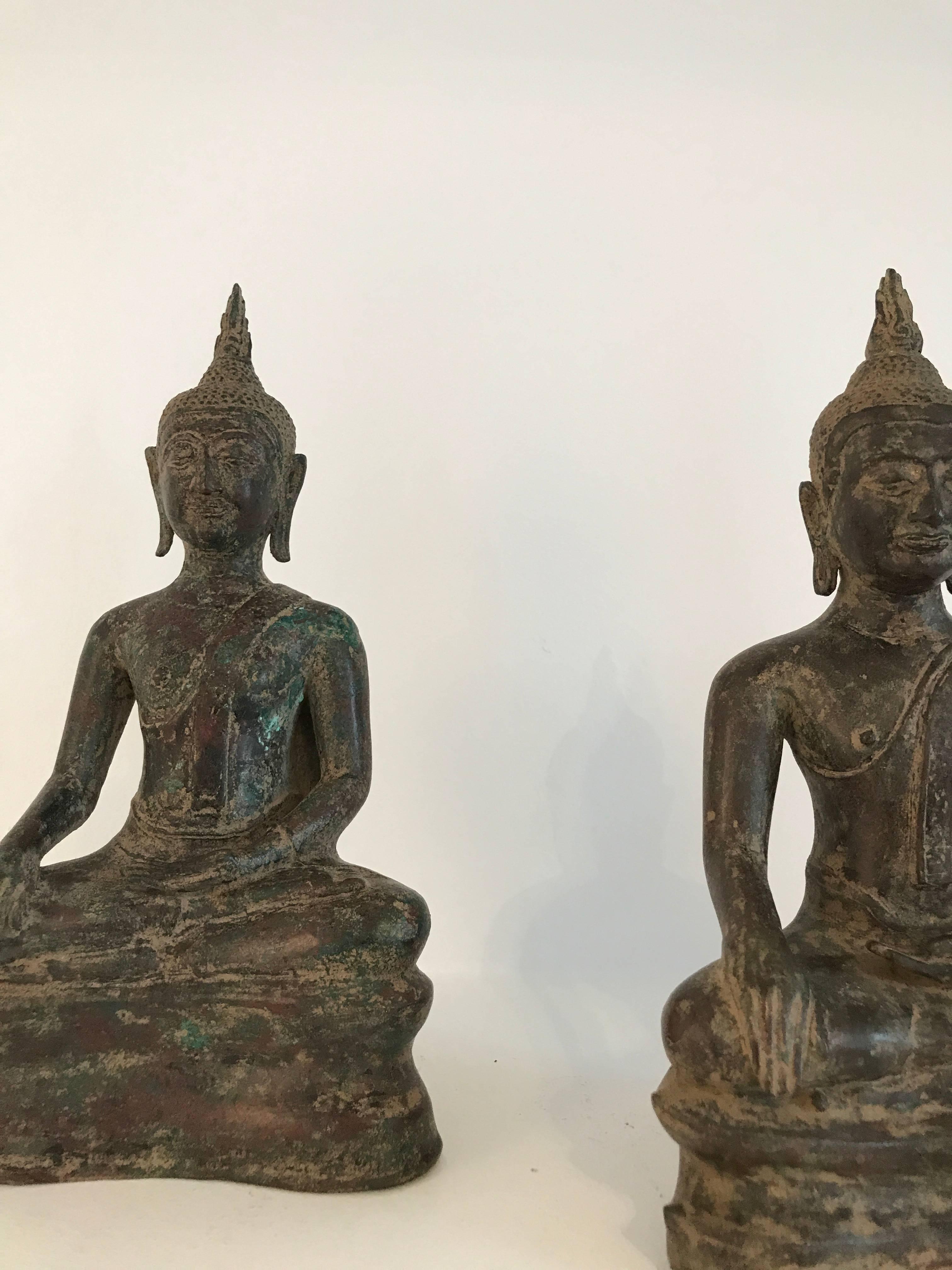 Zwei Bronzebuddhas, Ayutthaya, 16. Jahrhundert, Thailand
mit toller Patina
abmessungen
26 cm X 13 cm X 8 cm
24 cm X 14 cm X 8 cm.