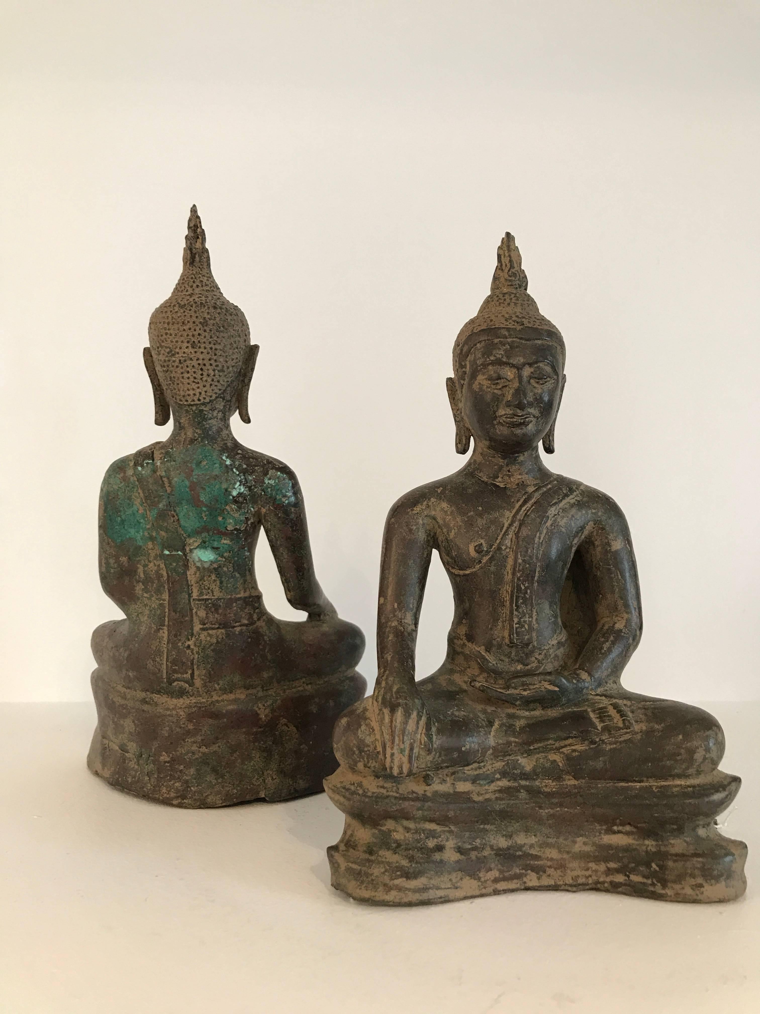 Außergewöhnliches, fast identisches Paar Bronze-Buddhas im Zustand „Hervorragend“ im Angebot in Schellebelle, BE