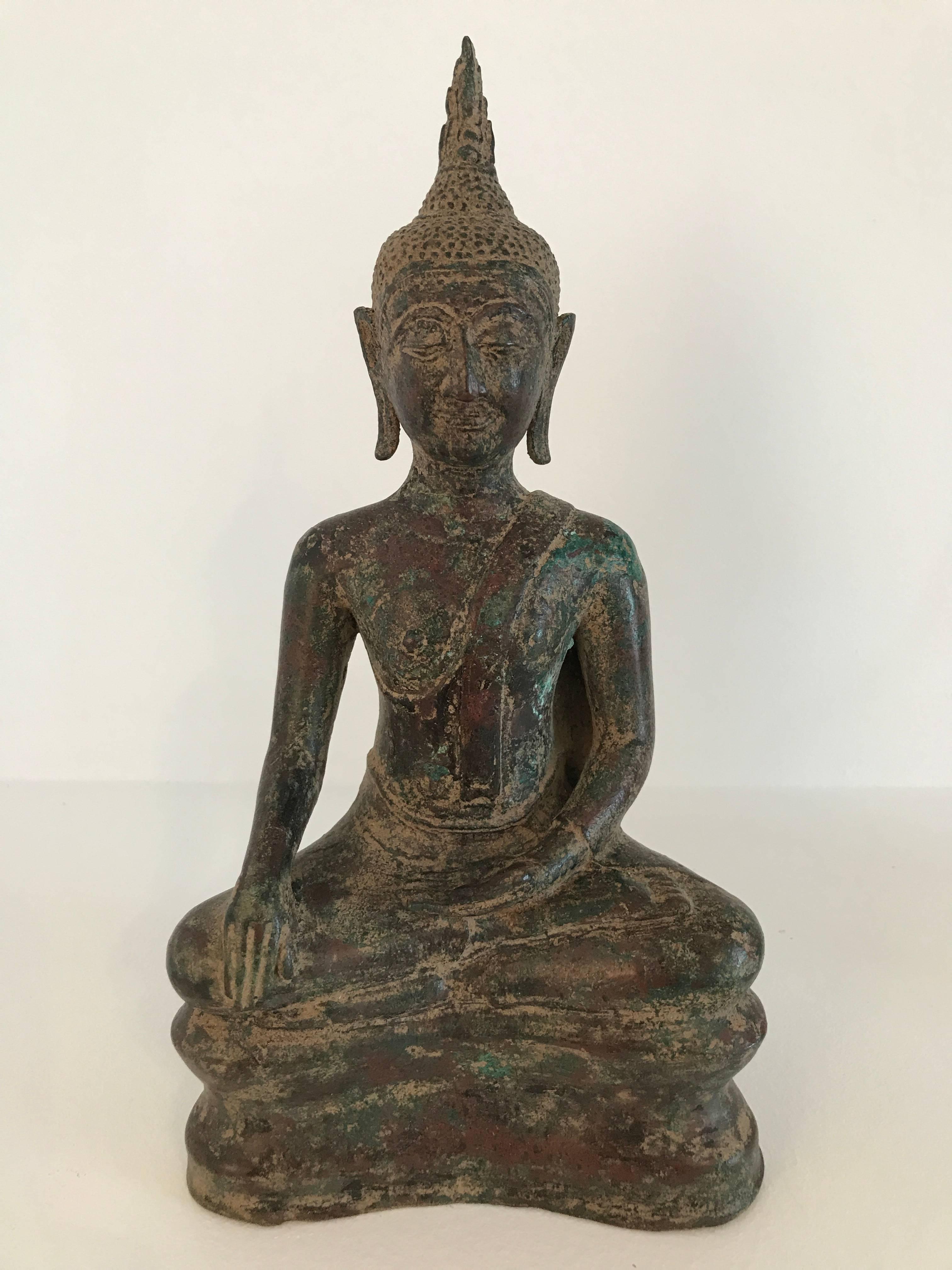 Außergewöhnliches, fast identisches Paar Bronze-Buddhas im Angebot 1