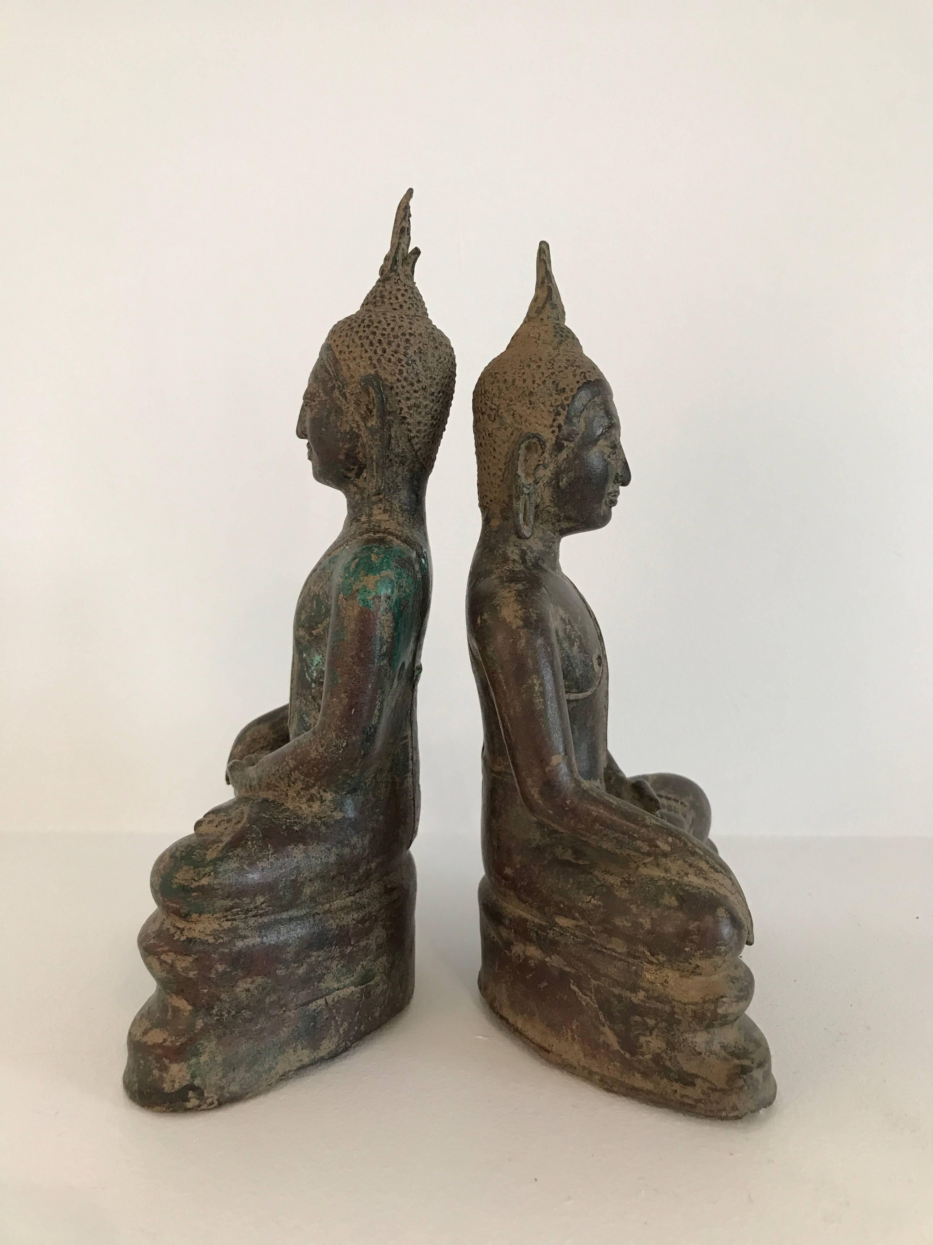 Außergewöhnliches, fast identisches Paar Bronze-Buddhas im Angebot 2