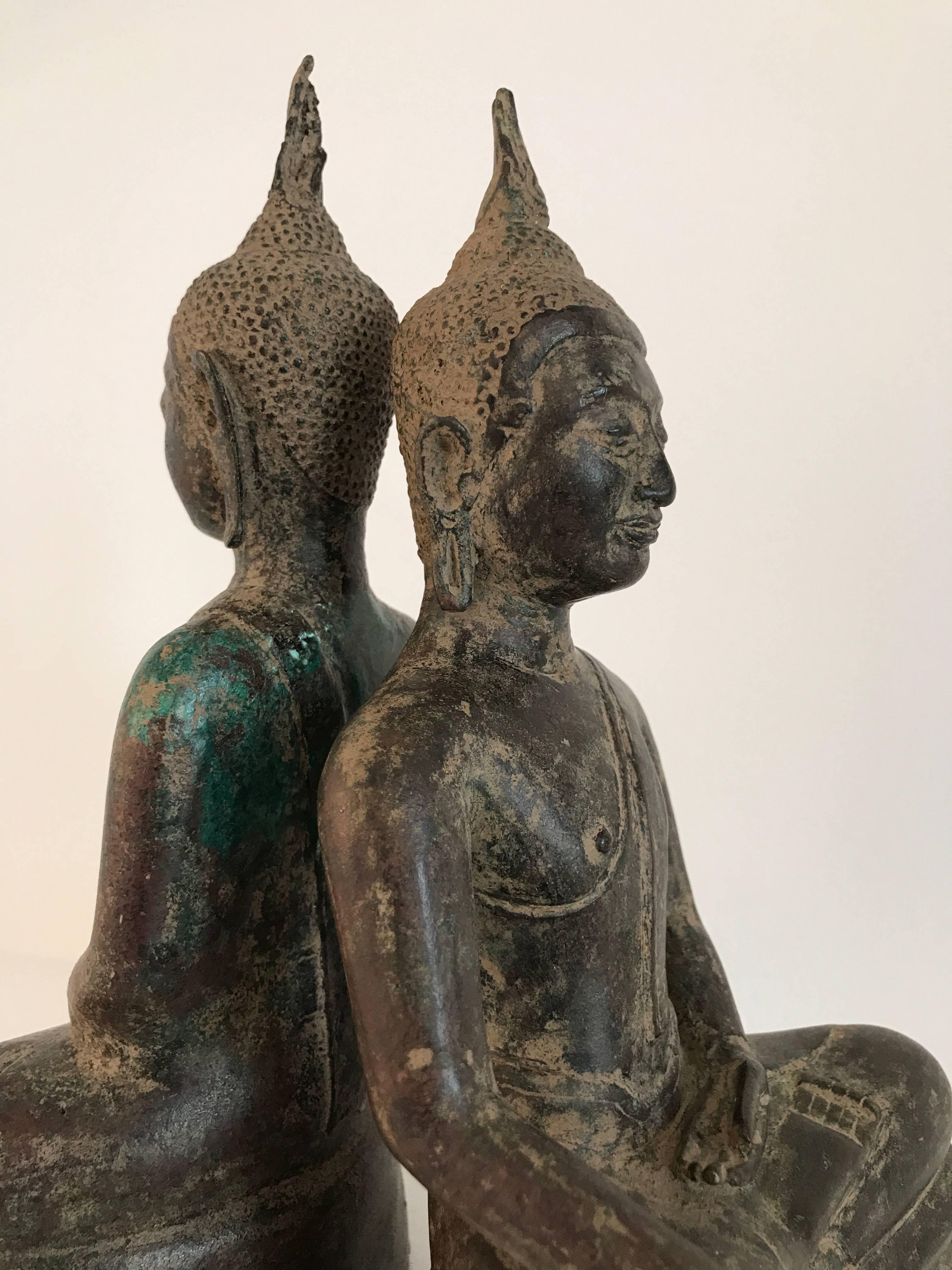 Außergewöhnliches, fast identisches Paar Bronze-Buddhas im Angebot 3