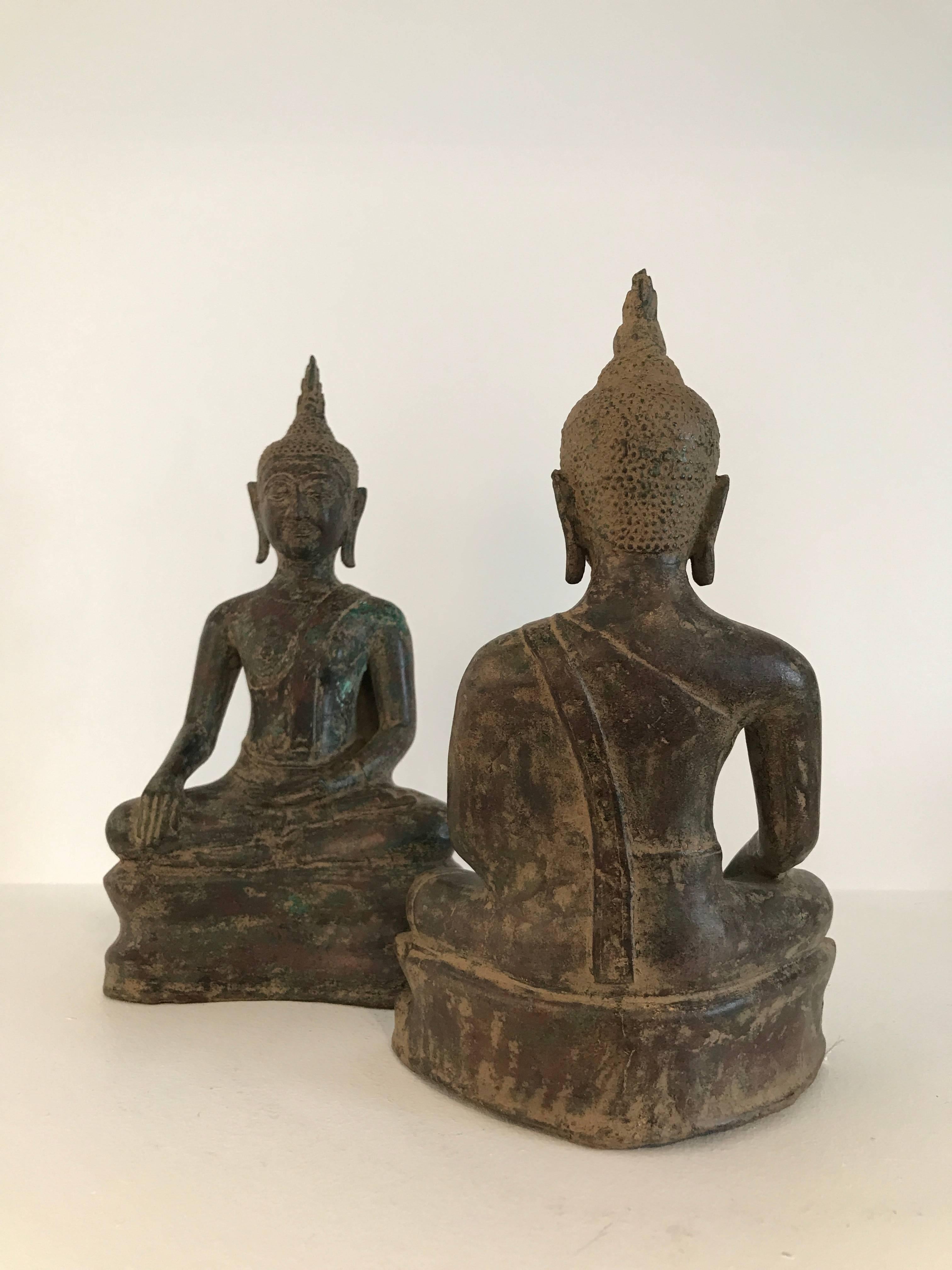 Außergewöhnliches, fast identisches Paar Bronze-Buddhas im Angebot 4